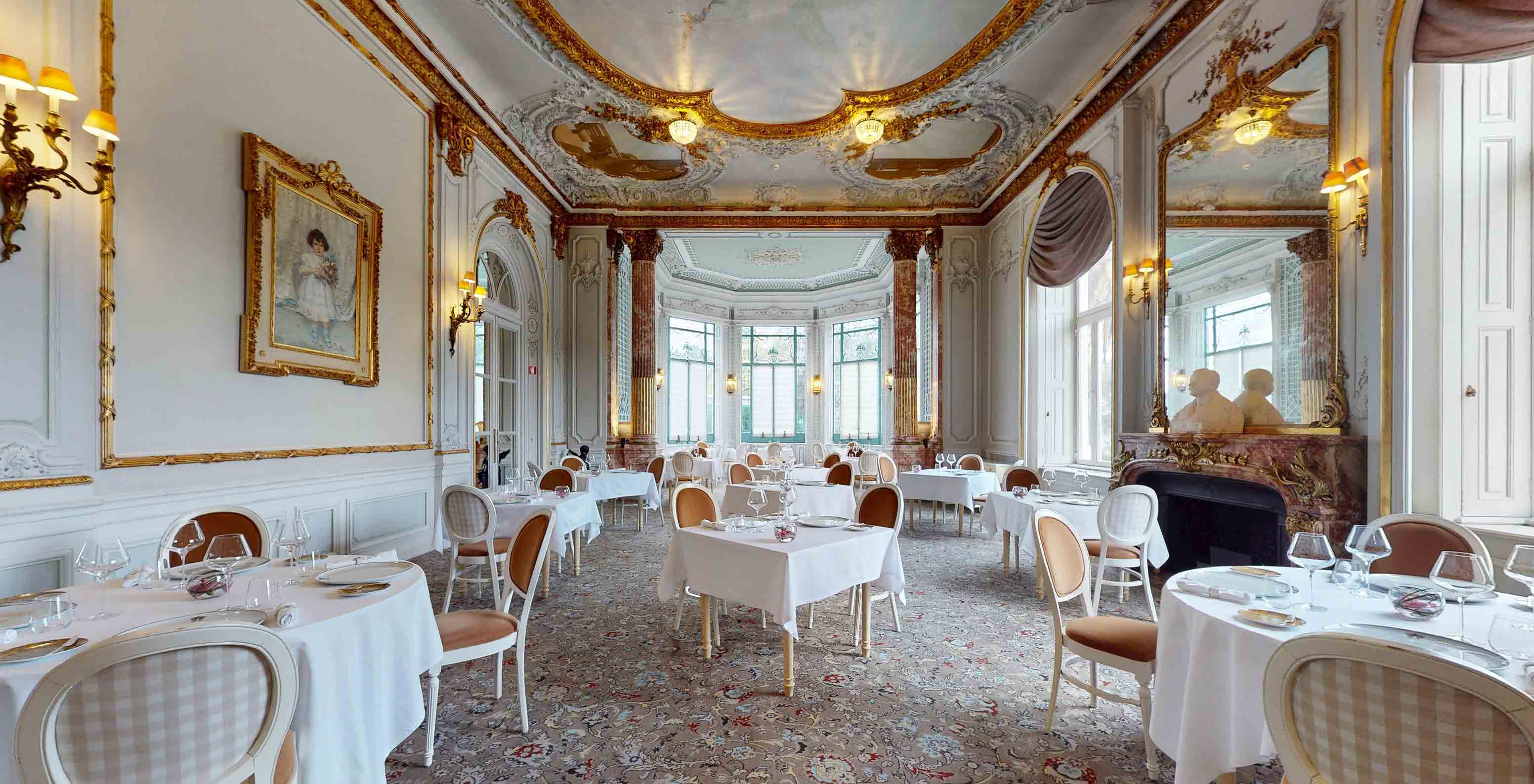 O restaurante Valle Flôr, do Hotel 5 Estrelas, Monumento Nacional, tem uma sala requintada com mesas redondas e cadeiras