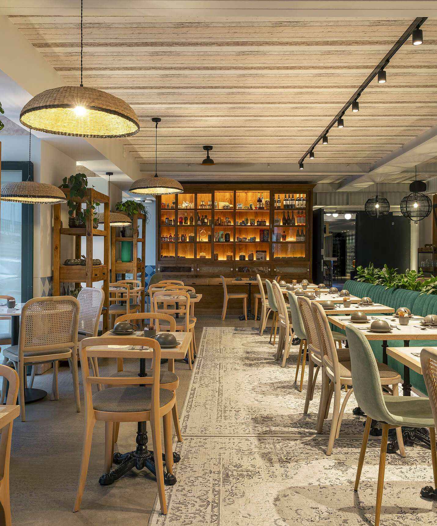 O restaurante Olive, do Hotel na Baixa de Lisboa tem várias mesas, plantas e decoração moderna