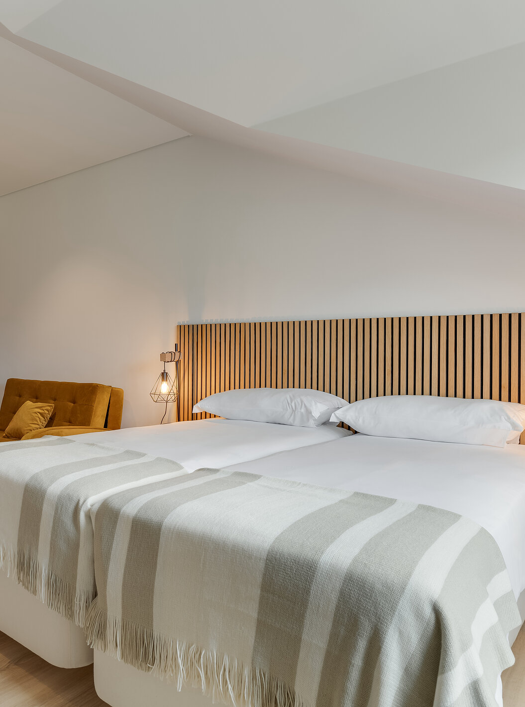 O Familiar - Clubhouse do Pestana Sintra Golf tem duas camas com cabeceira em madeira, um sofá e uma kitchenette