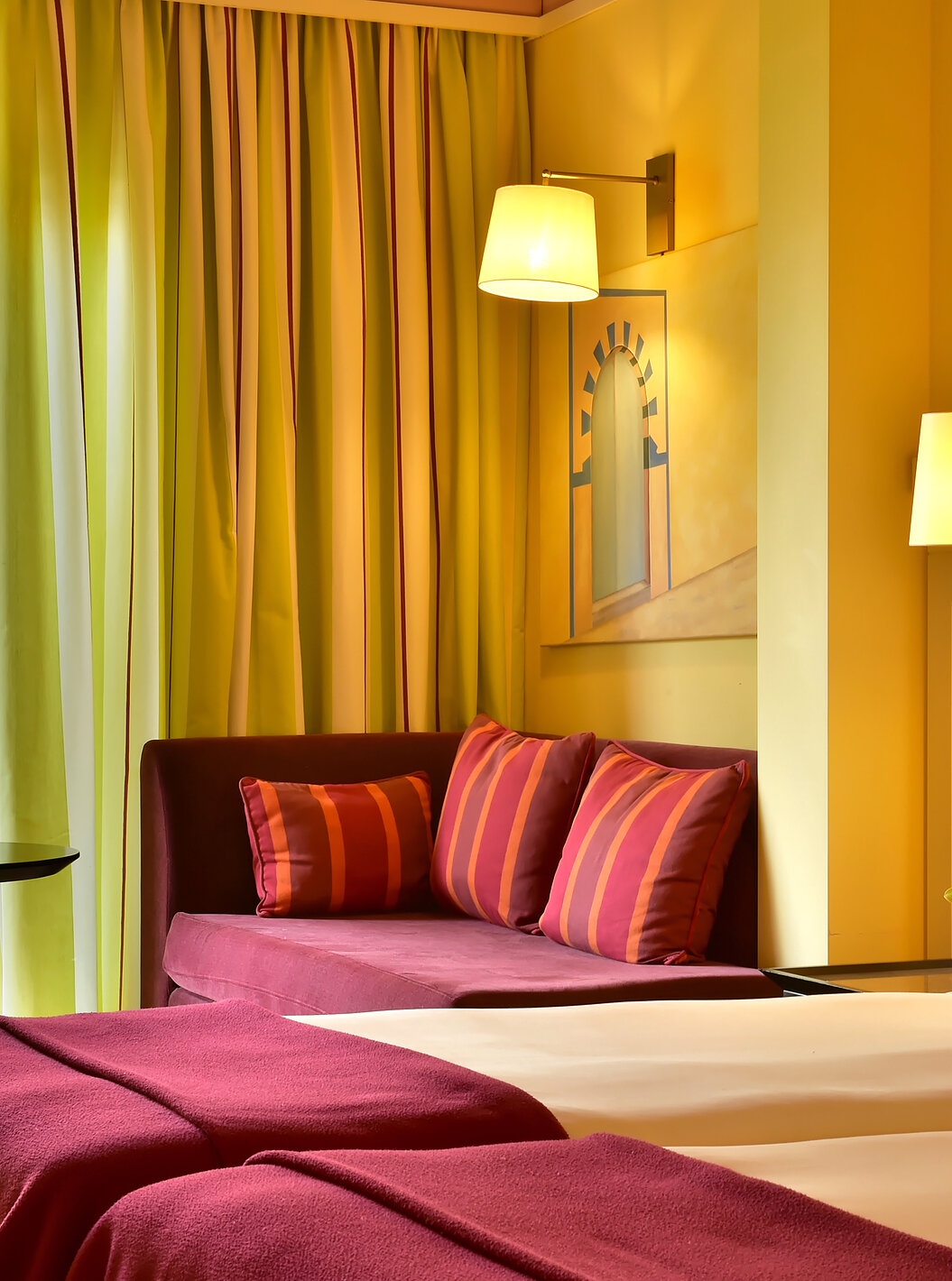 O Duplo Superior do Pestana Sintra Golf tem duas camas, um sofá com uma mesa de apoio e uma janela com cortinas