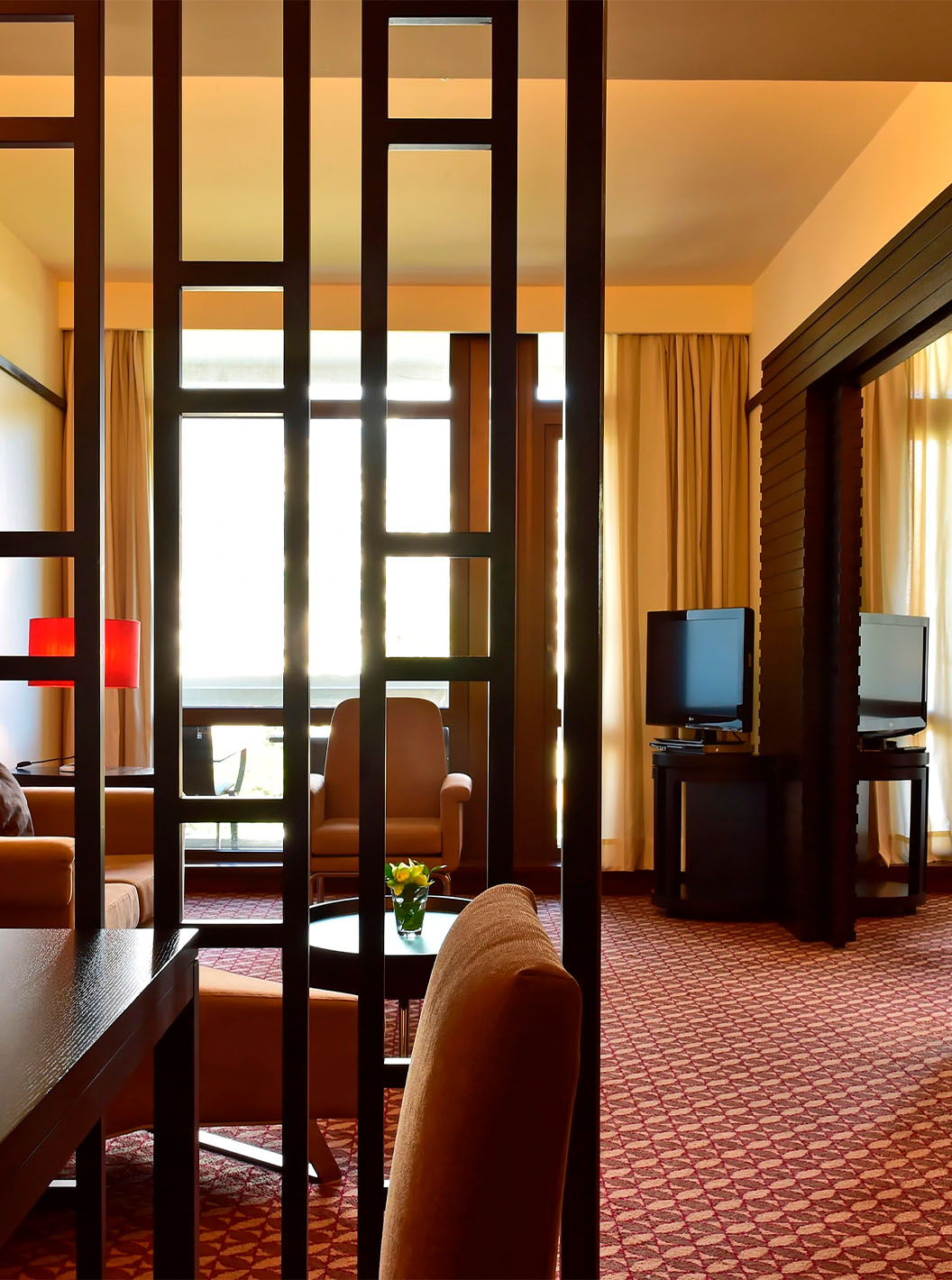 A Suite Vista Lateral Mar do Pestana Casino Park tem uma zona de estar, com um sofá, uma chaise longue e uma mesa de apoio