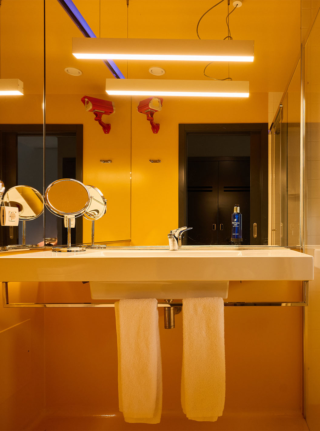 O Quarto CR7 do Pestana CR7 Funchal tem uma casa de banho com ar moderno, em tons de amarelo, um chuveiro