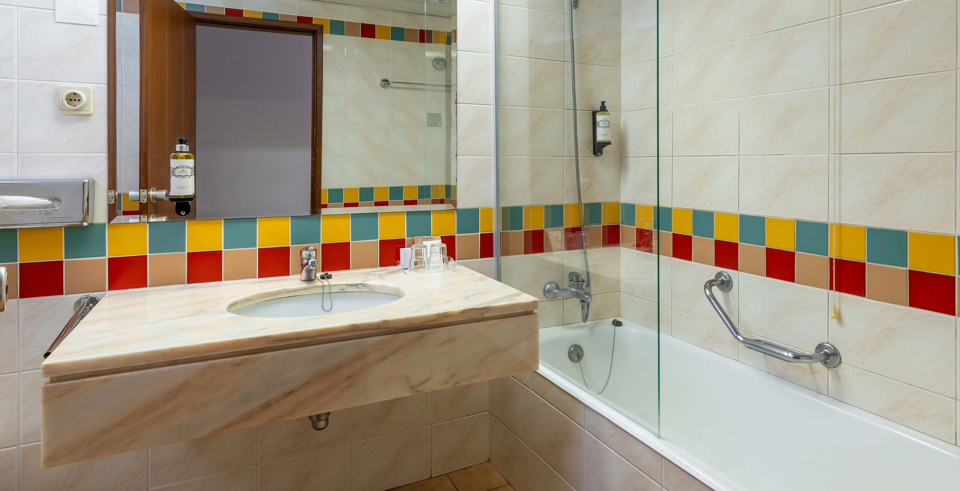 O Classic Pool View do Pestana Ocean Bay All Inclusive tem uma casa de banho com banheira e lavatório com espelho