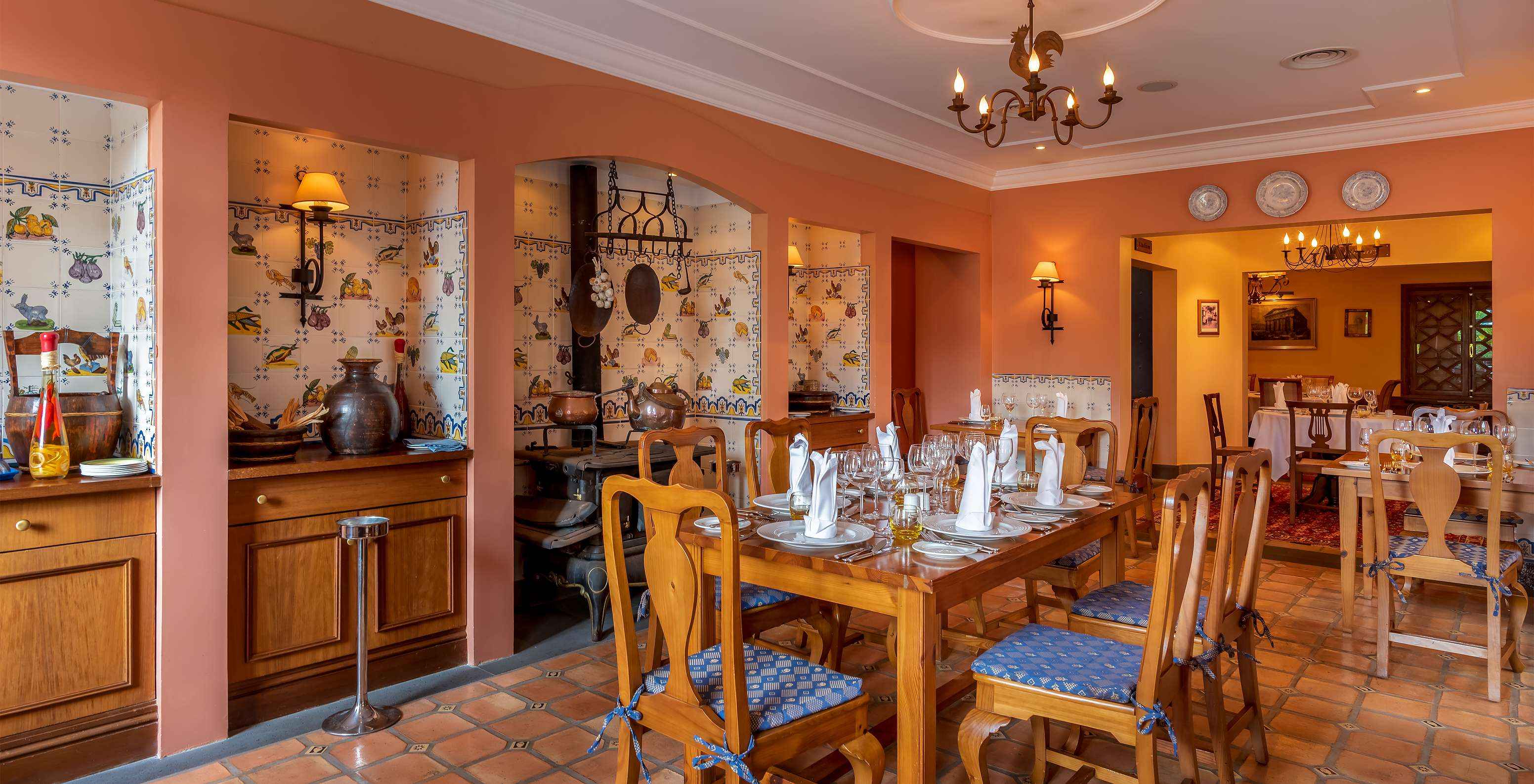 O Restaurante Mediterrâneo, do Hotel Romântico no Funchal, na Madeira, tem decoração antiga e várias divisões