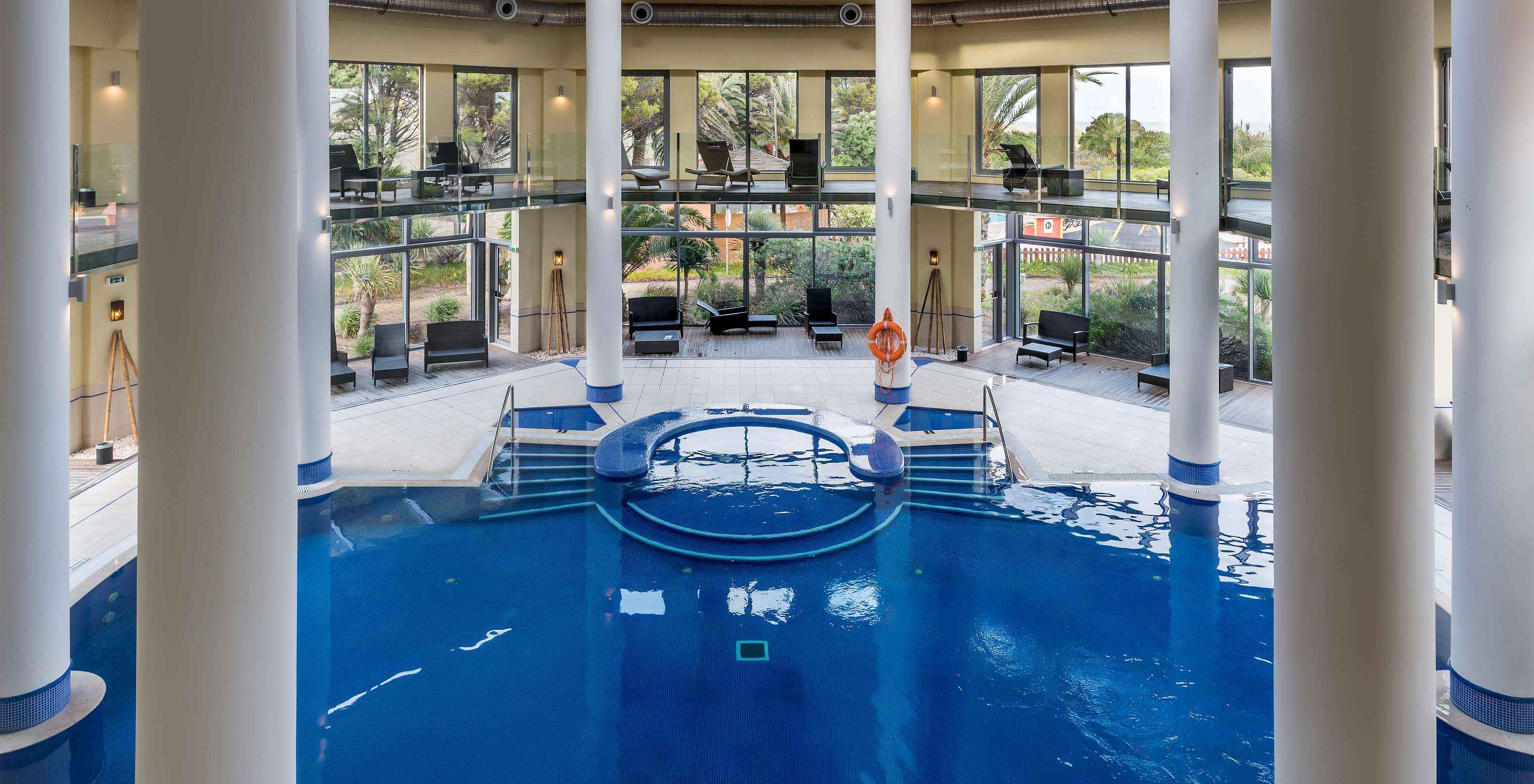 Piscina interior com espreguiçadeiras do Pestana Porto Santo, Hotel com Tudo Incluído e Spa no Porto Santo
