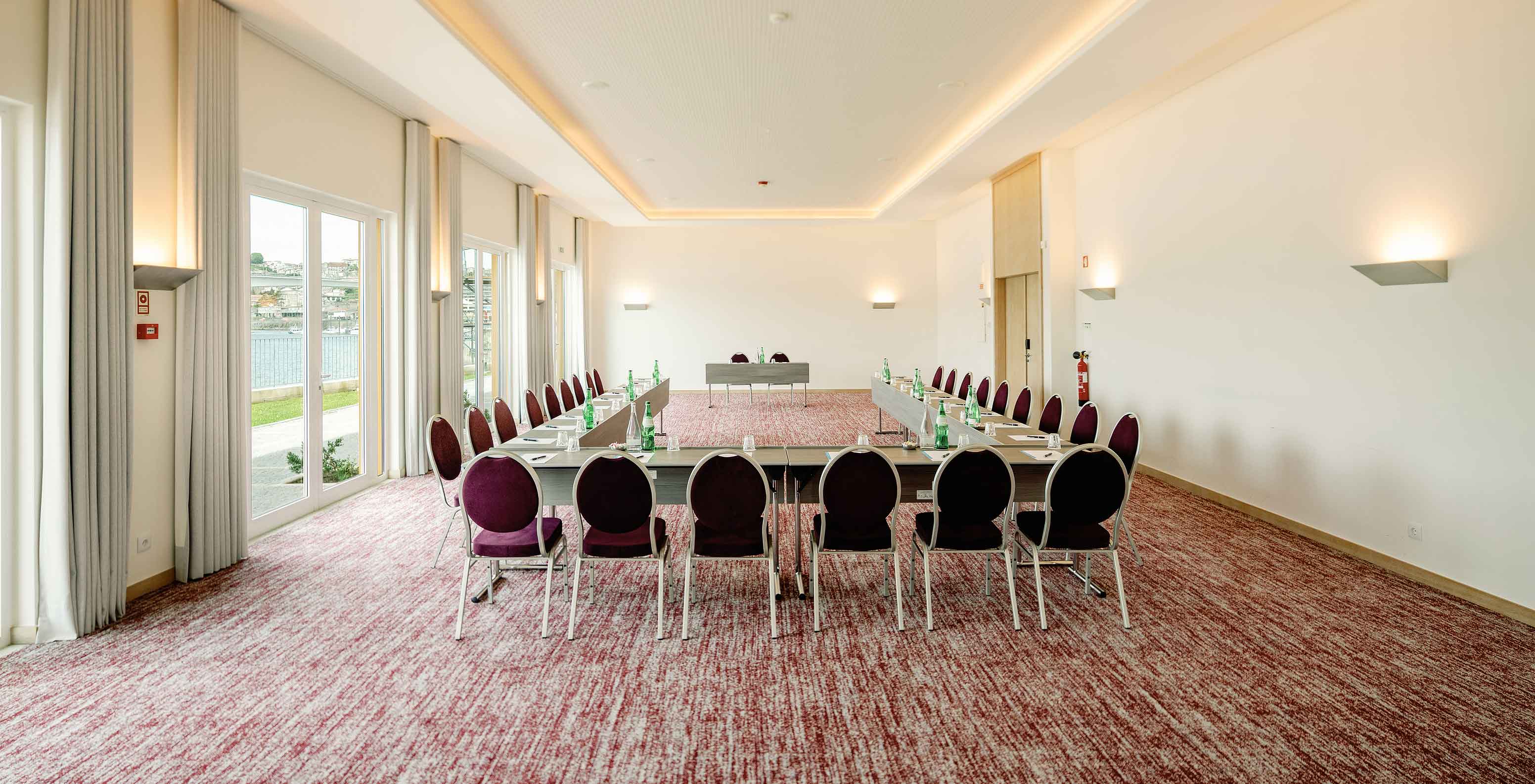 Sala Douro III com mesas organizadas em U no Pestana Douro Riverside, Hotel com Piscina em Frente ao Rio Douro