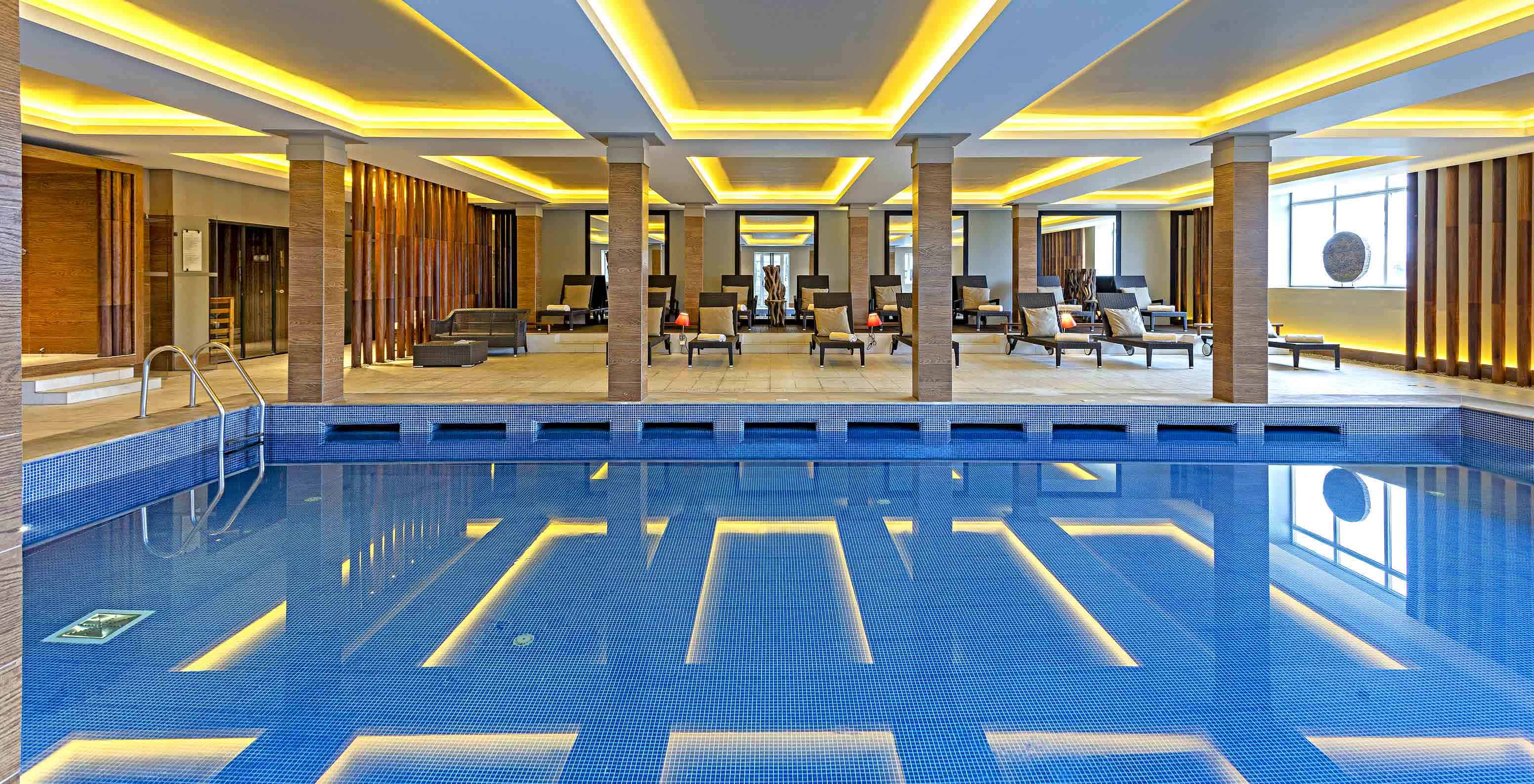 Piscina interior com espreguiçadeiras do Pestana Palácio do Freixo, um Hotel Histórico à Beira do Rio Douro