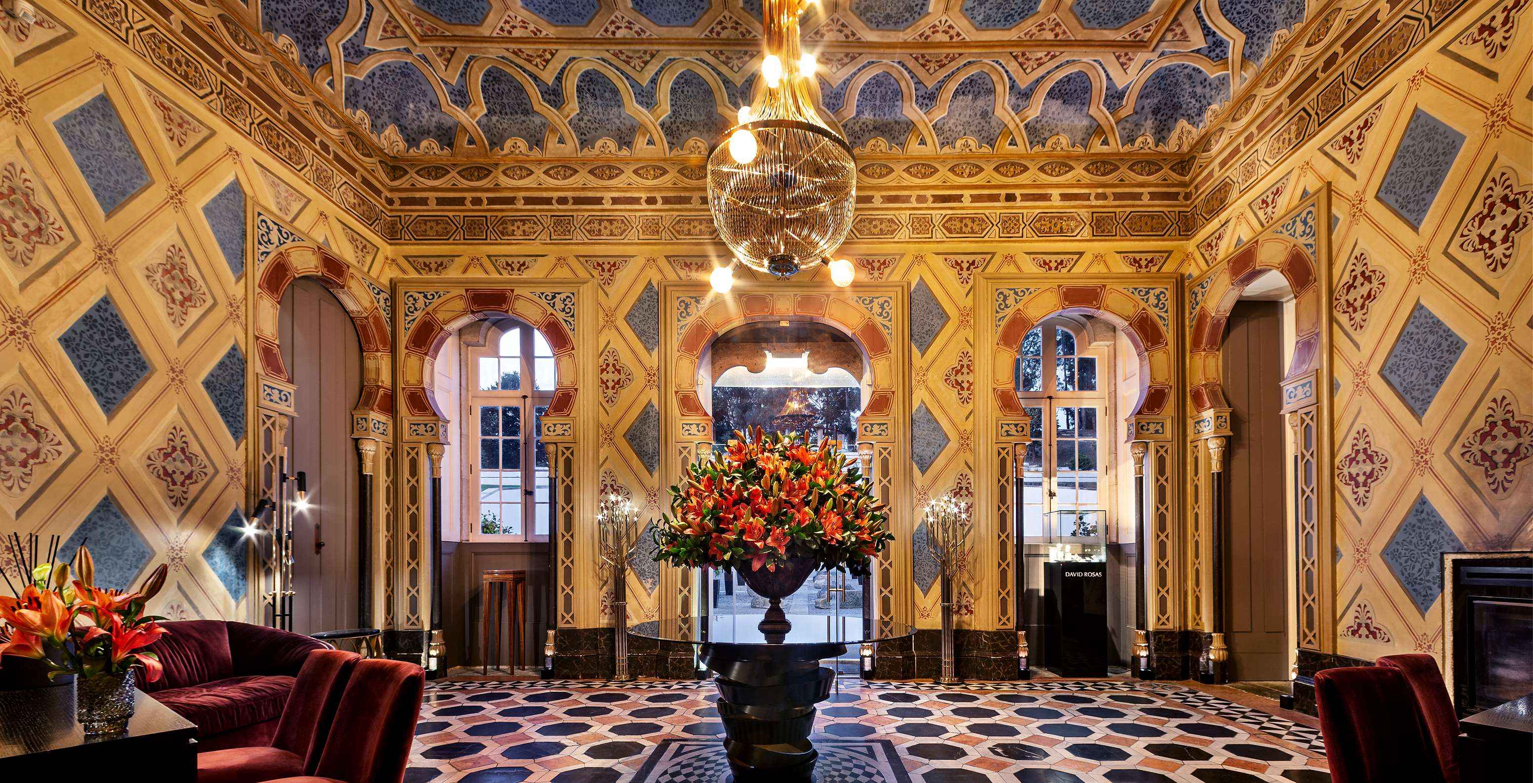 Receção acolhedora e luxuosamente decorada do Pestana Palácio do Freixo, Hotel no Rio Douro com Spa e Piscina