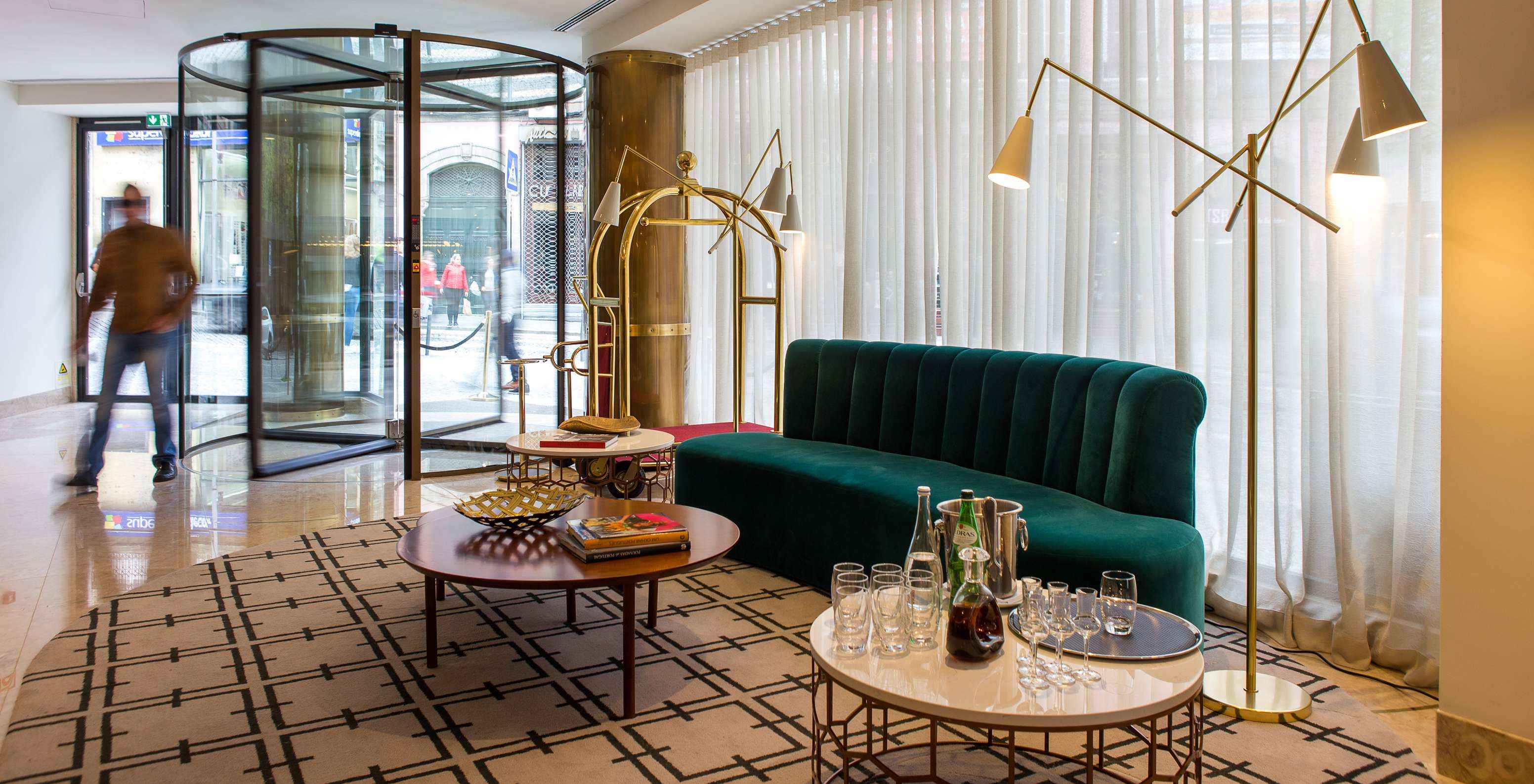 O Pestana Porto - A Brasileira, o hotel 5 estrelas na cidade do Porto, tem um lobby com sofá para os hóspedes relaxarem