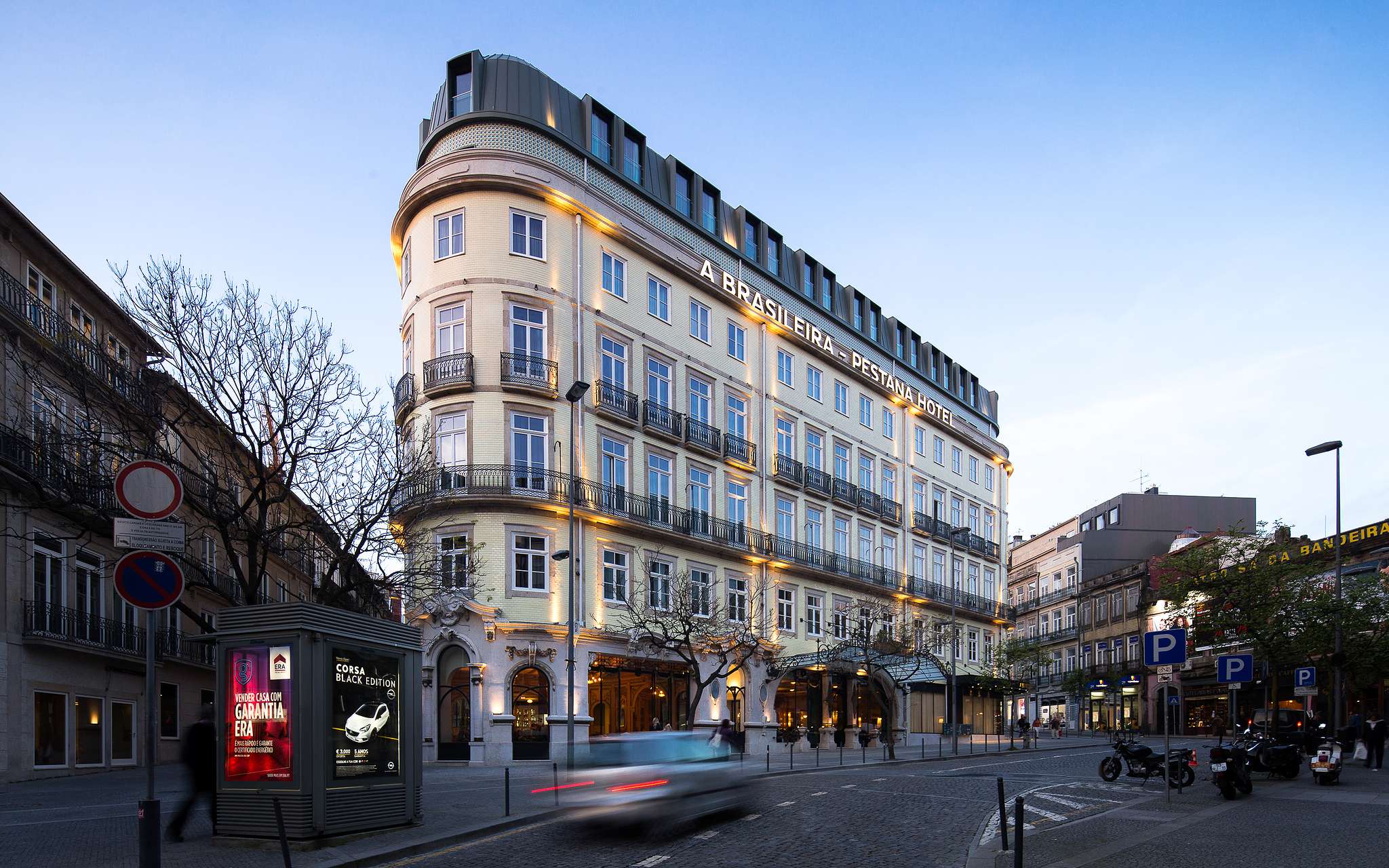 Vista exterior do edifício do hotel Pestana Porto - A Brasileira, um hotel de 5 estrelas no centro do Porto