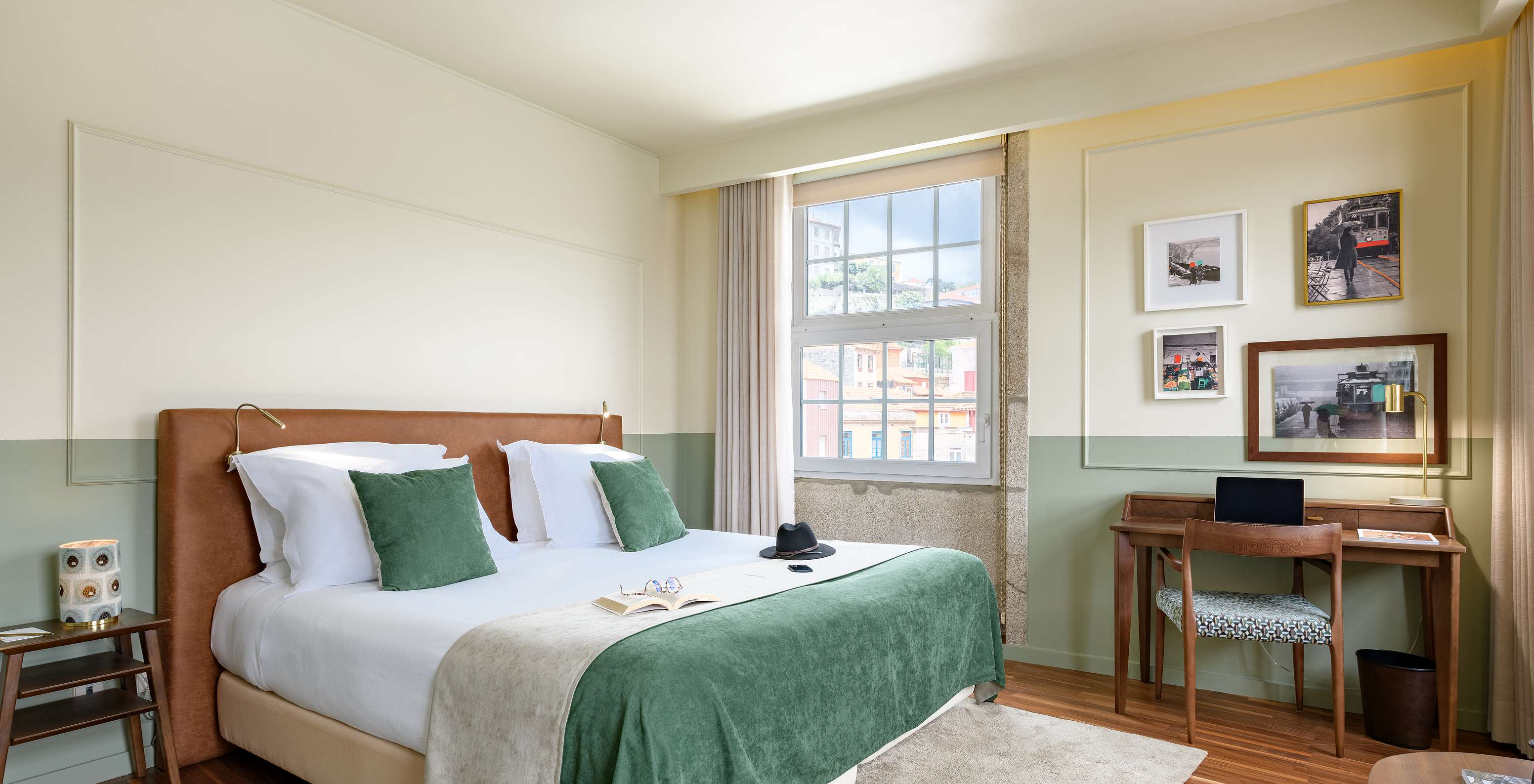 O Vintage Grand View do Pestana Vintage Porto tem uma cama de casal com uma colcha verde, uma secretária e janelas grandes