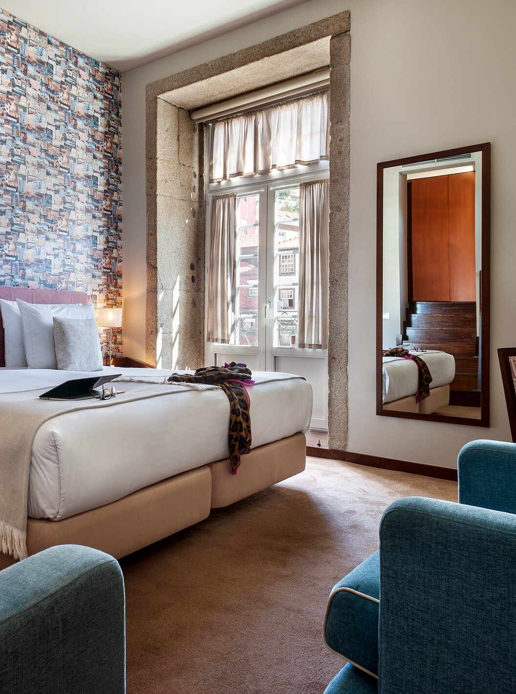 O Plaza do Pestana Vintage Porto tem uma cama de casal, um papel de parede com fotografias de viagens, e um cadeirão