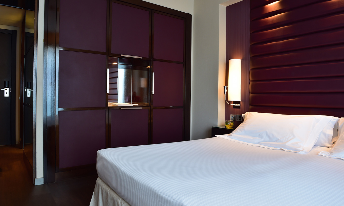 O Quarto Premium do Pestana Arena Barcelona tem um corredor na entrada e um armário para arrumação, com um espelho