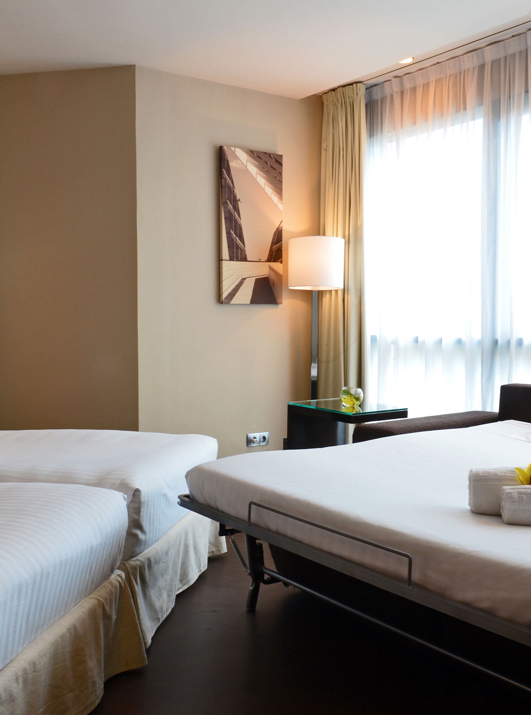 O Superior Família do Pestana Arena Barcelona tem a possibilidade de ter três camas, sendo a terceira um sofá-cama