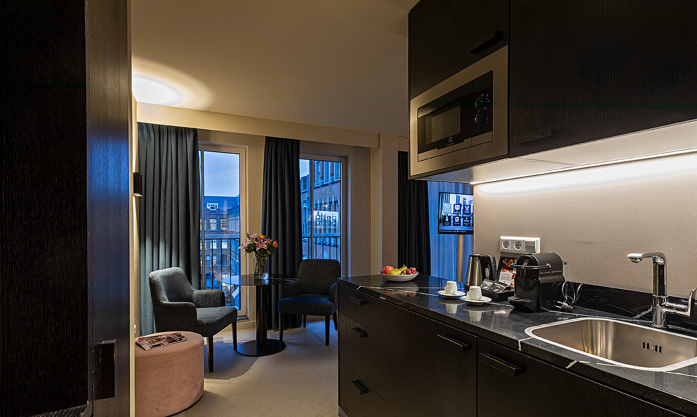 O quarto Estúdio Comfort do Pestana Amsterdam Riverside tem uma kitchenette, com lava-louça, micro-ondas e máquina de café