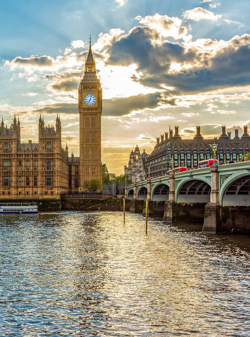 Vista panorâmica para o Palácio de Westminster, em Londres, ao lado do icónico Big Ben, e o rio Tamisa em primeiro plano