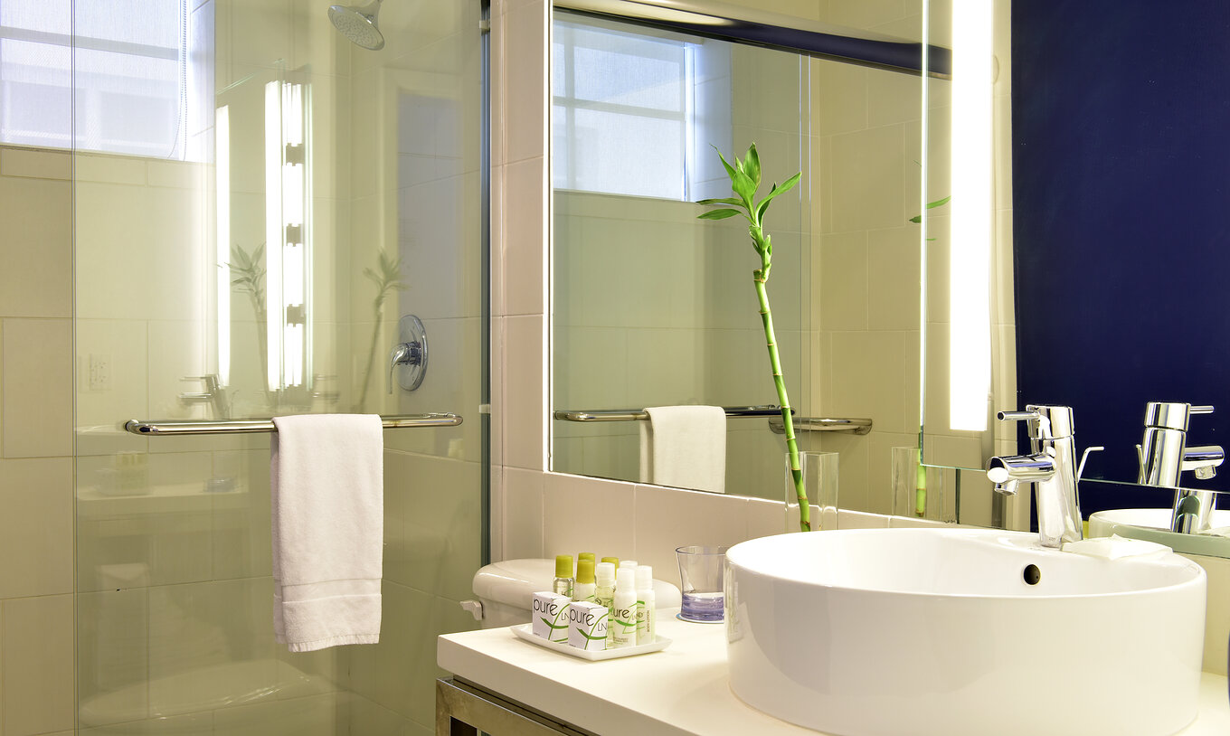 O Clássico Duplo do Pestana Miami South Beach conta com lavatório, espelho, chuveiro e sanita