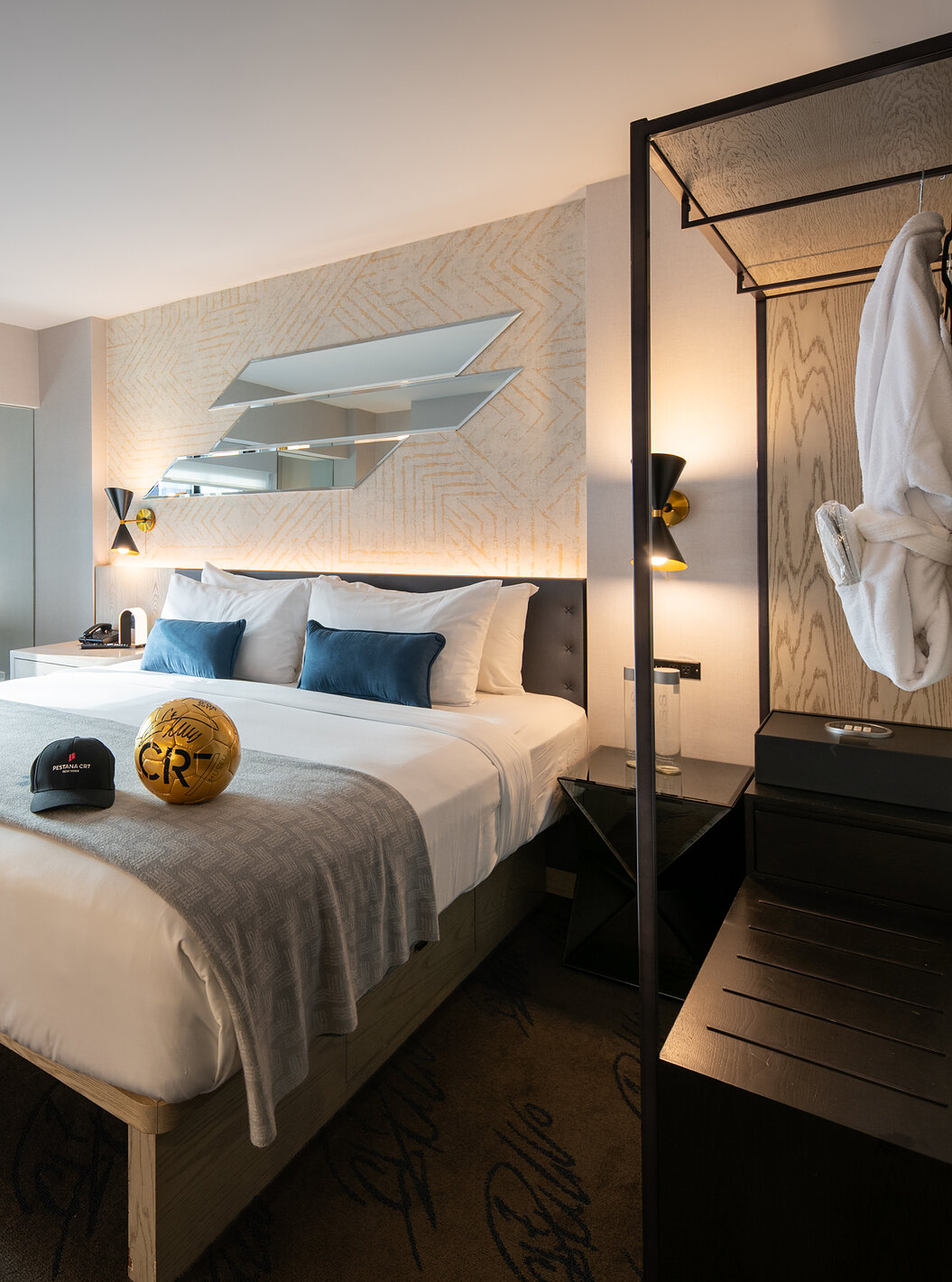 O Deluxe King Room do Pestana CR7 Times Square tem uma cama de casal, uma janela e um roupeiro