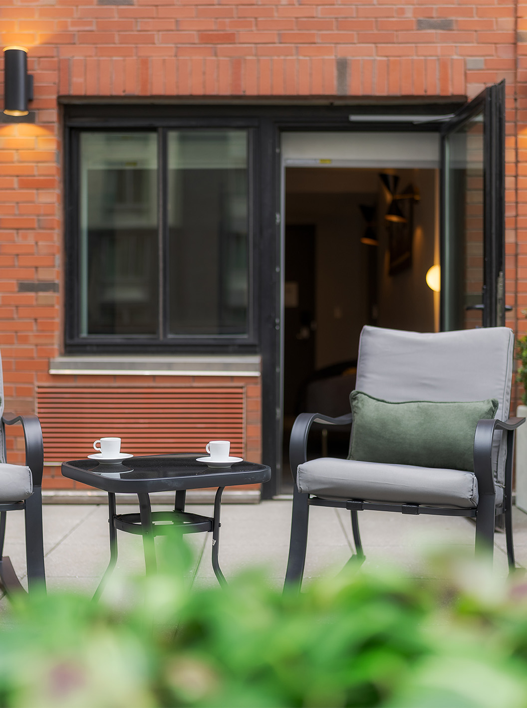 A Junior Suite ADA with Balcony and View do Pestana CR7 Times Square tem uma varanda com duas cadeiras e uma mesa