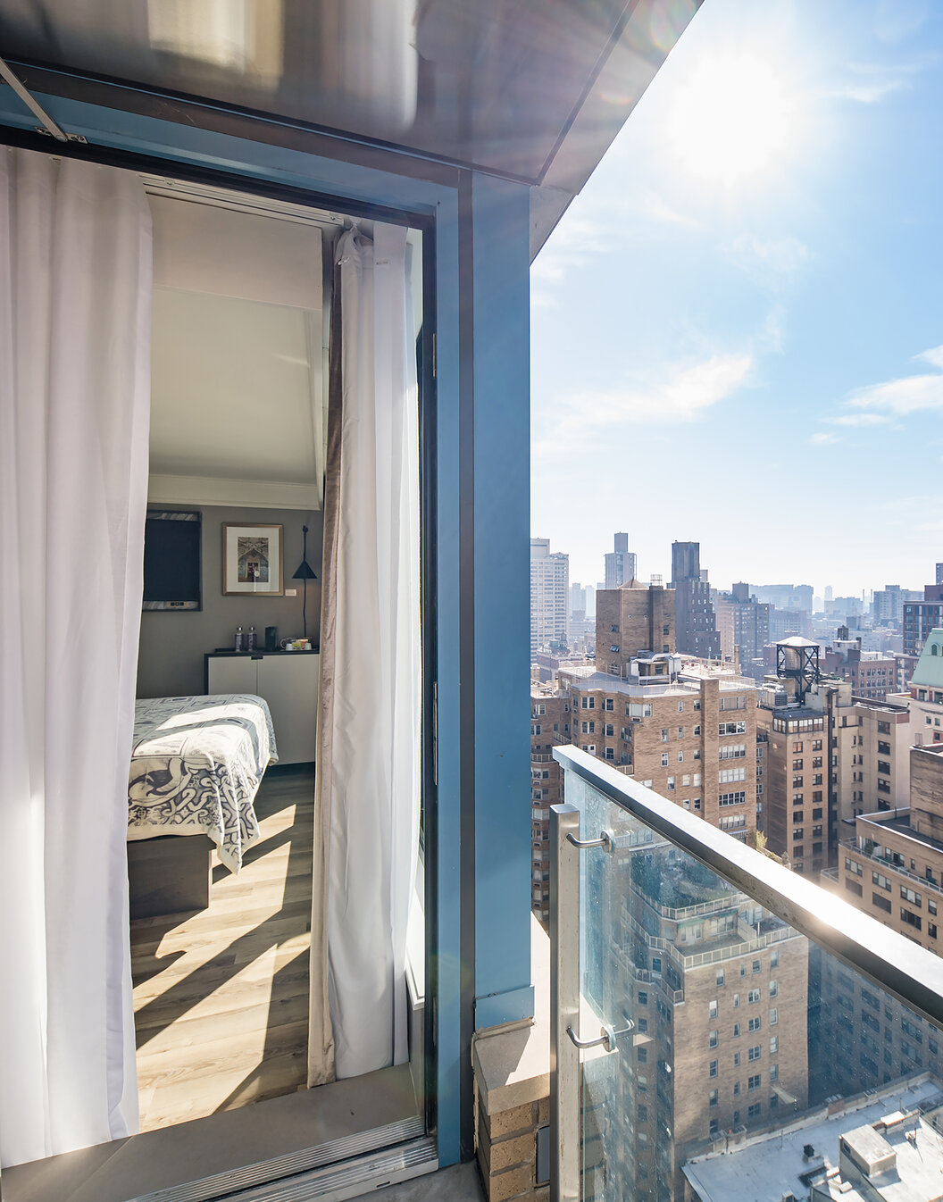 Vista da varanda do quarto do Pestana Park Avenue para a cidade de Manhattan, em Nova Iorque, num dia de céu limpo