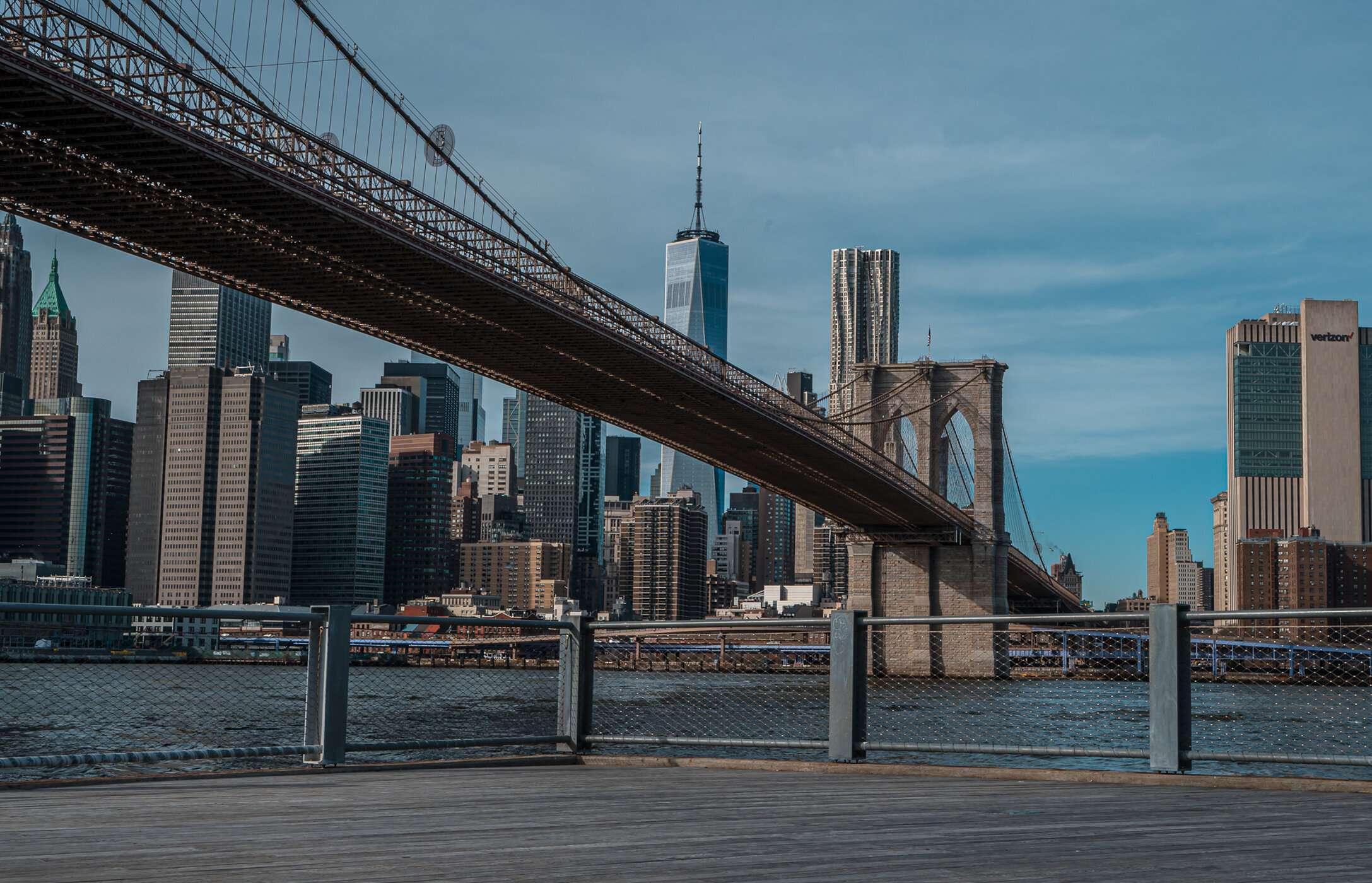 Vista para a famosa Brooklyn Bridge em Nova Iorque, nos Estados Unidos, sobre o Rio Hudson, com a cidade no fundo