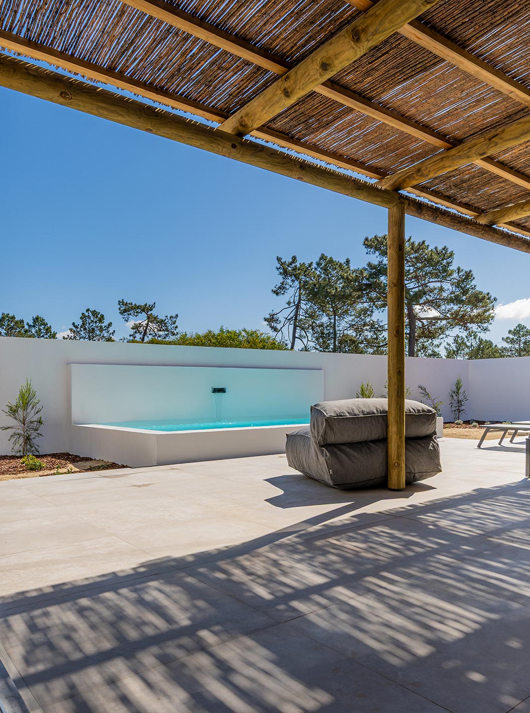 A Premium Villa do Pestana Comporta Village Residences tem um pátio com uma piscina e uma cobertura de madeira