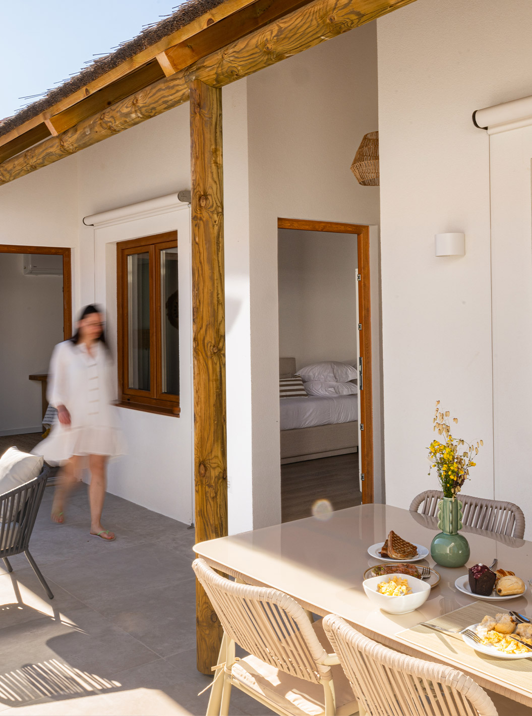 Varanda da Standard Villa T2 no Pestana Comporta, com mesa posta para refeição e cadeiras ao ar livre