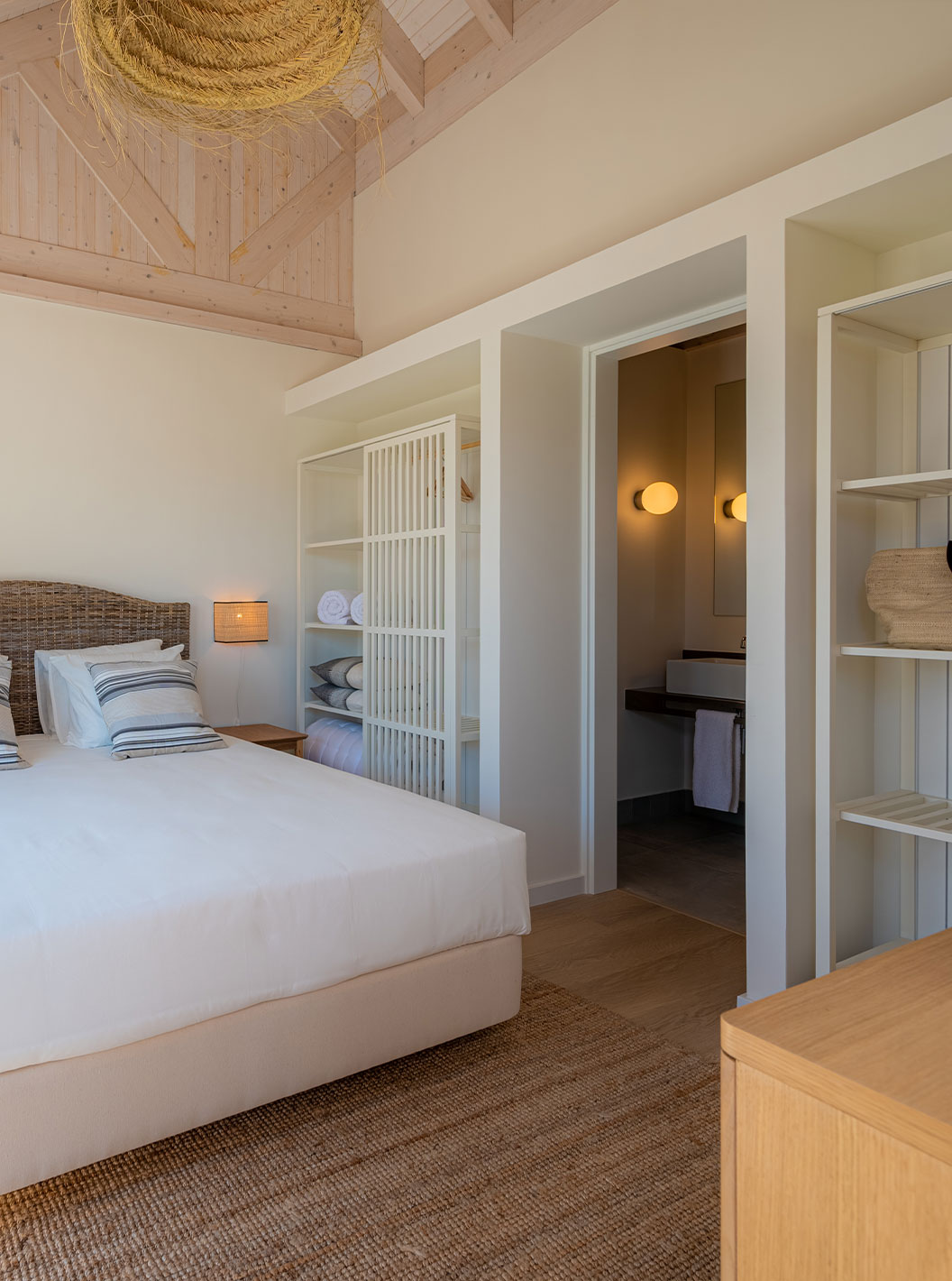 A Standard Villa T2 do Pestana Comporta Village Residences tem um quarto com uma cama de casal e uma decoração simples