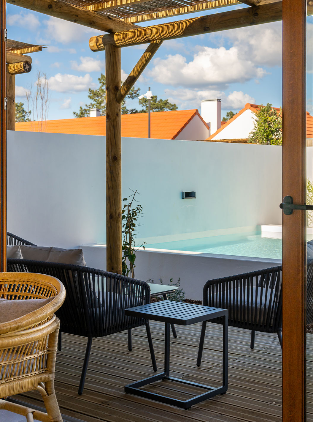 A Superior Villa do Pestana Comporta Village Residences tem um terraço com piscina, cadeiras e uma mesa ao ar livre