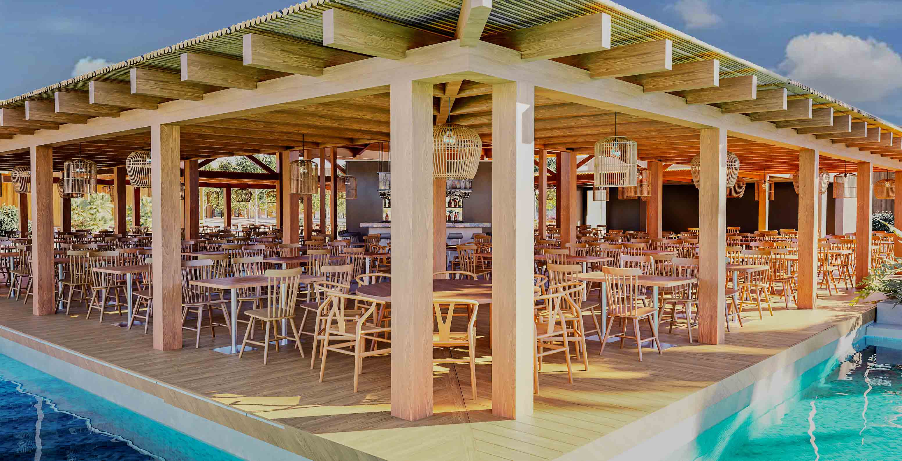 Área de bar junto à piscina no Pestana Dunas Porto Santo, com mesas e cadeiras de madeira sob cobertura