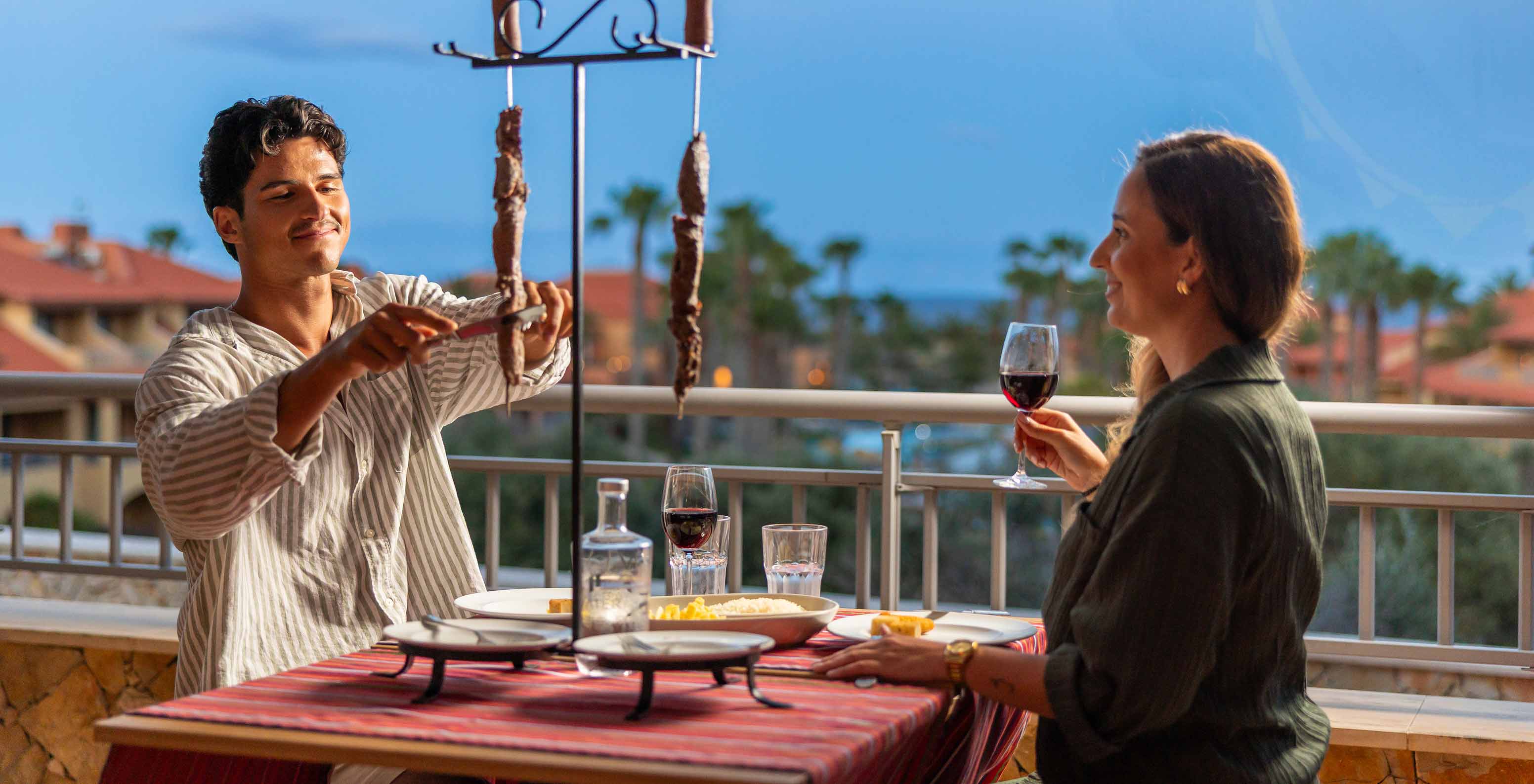 Restaurante do Pestana Porto Santo, Resort de 5 Estrelas no Porto Santo, casal jantando ao ar livre com vista para o mar