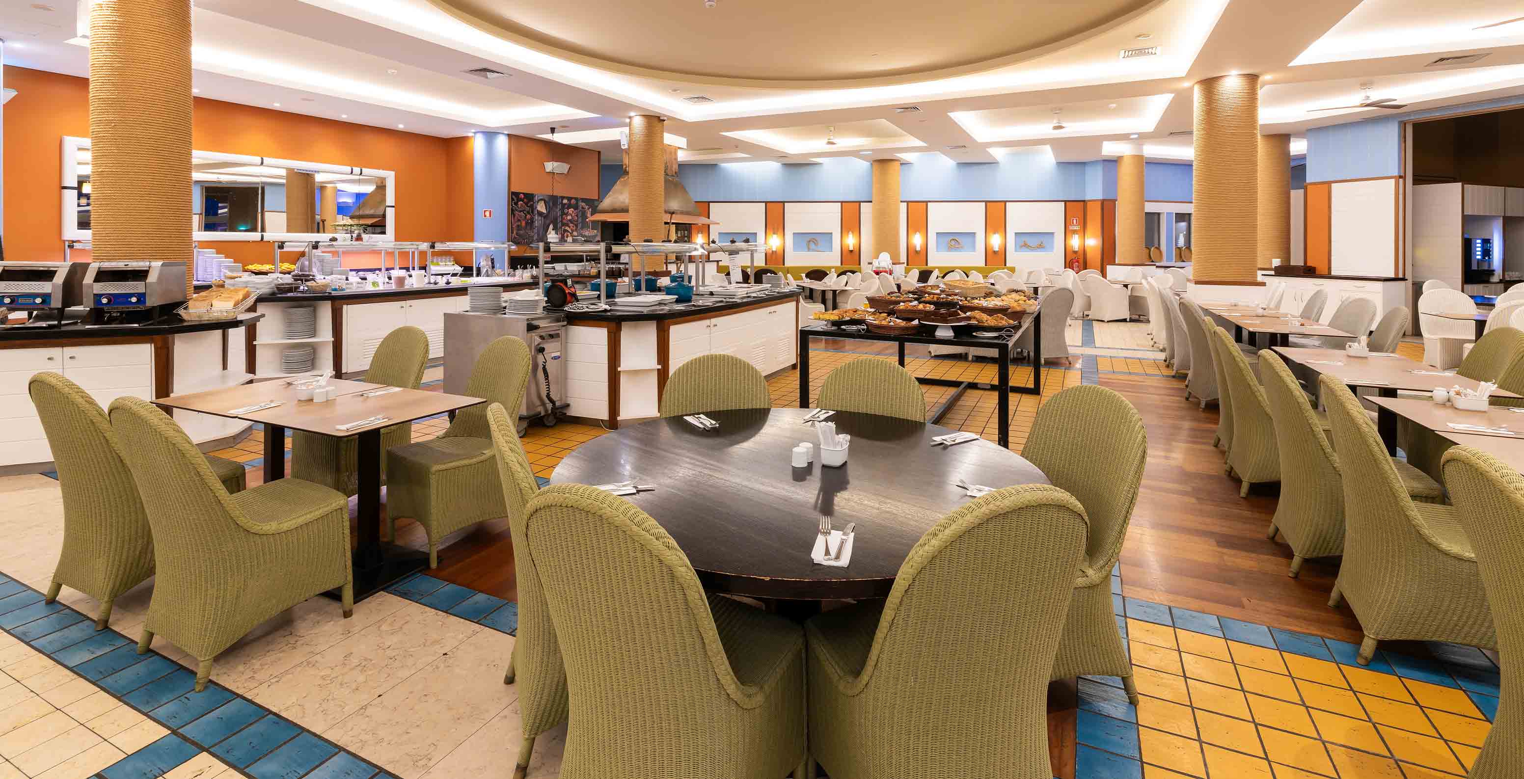 Restaurante do Pestana Porto Santo, Hotel com Tudo Incluído e Spa no Porto Santo, com mesas e buffet iluminado