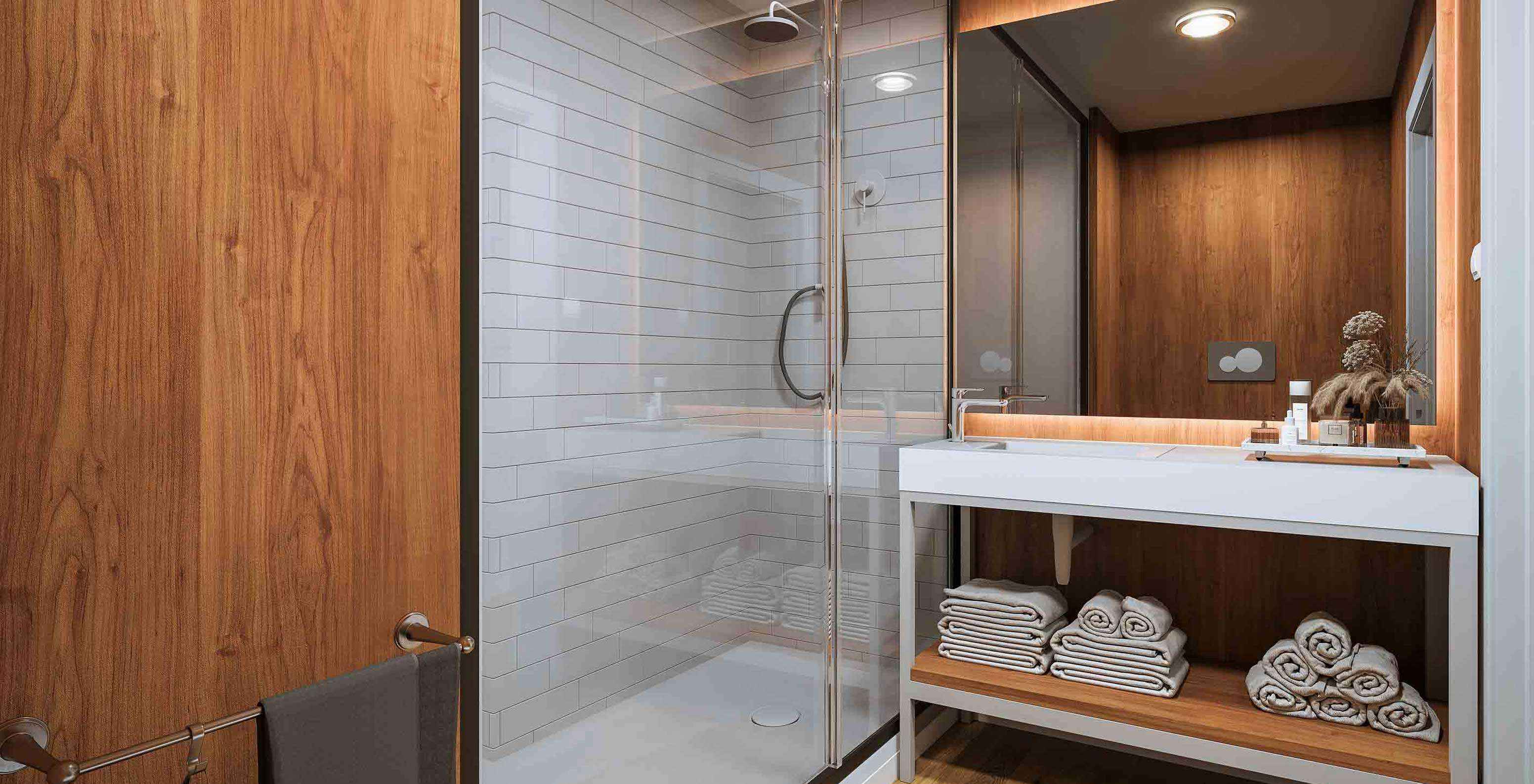 Casa de banho do Pestana Dunas Porto Santo Eco Resort com duche envidraçado e lavatório moderno com toalhas