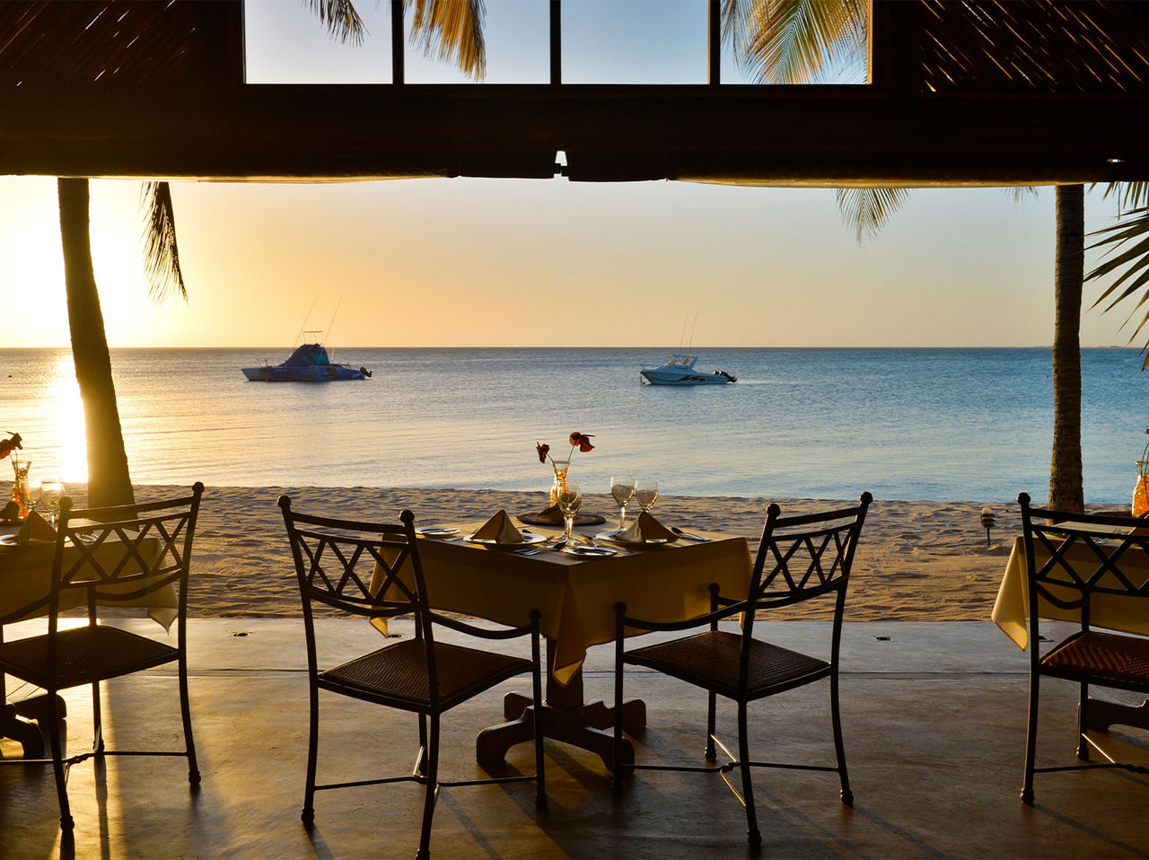In de bar Sunset, van het Eco Resort op Bazaruto Island, kun je verschillende hapjes en drankjes proeven met uitzicht