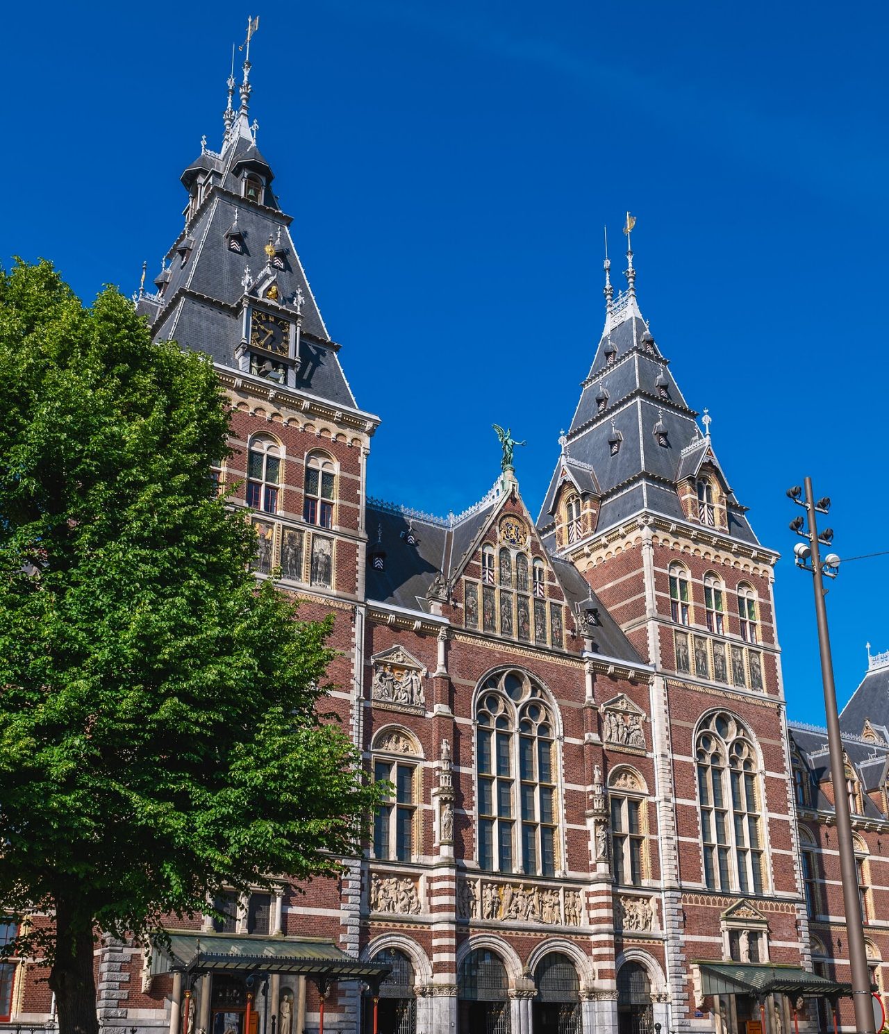 Vooraanzicht van het Rijksmuseum in Amsterdam, met zijn renaissance-gotische architectuur en twee prominente torens
