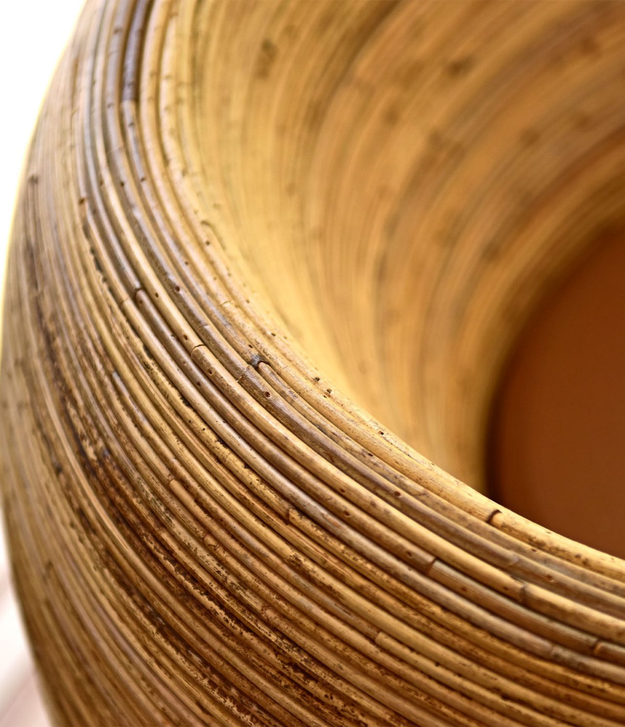 De bar A Adega, van het Aparthotel in de Algarve, heeft neutraal gekleurde rattan stoelen voor een ontspannen sfeer