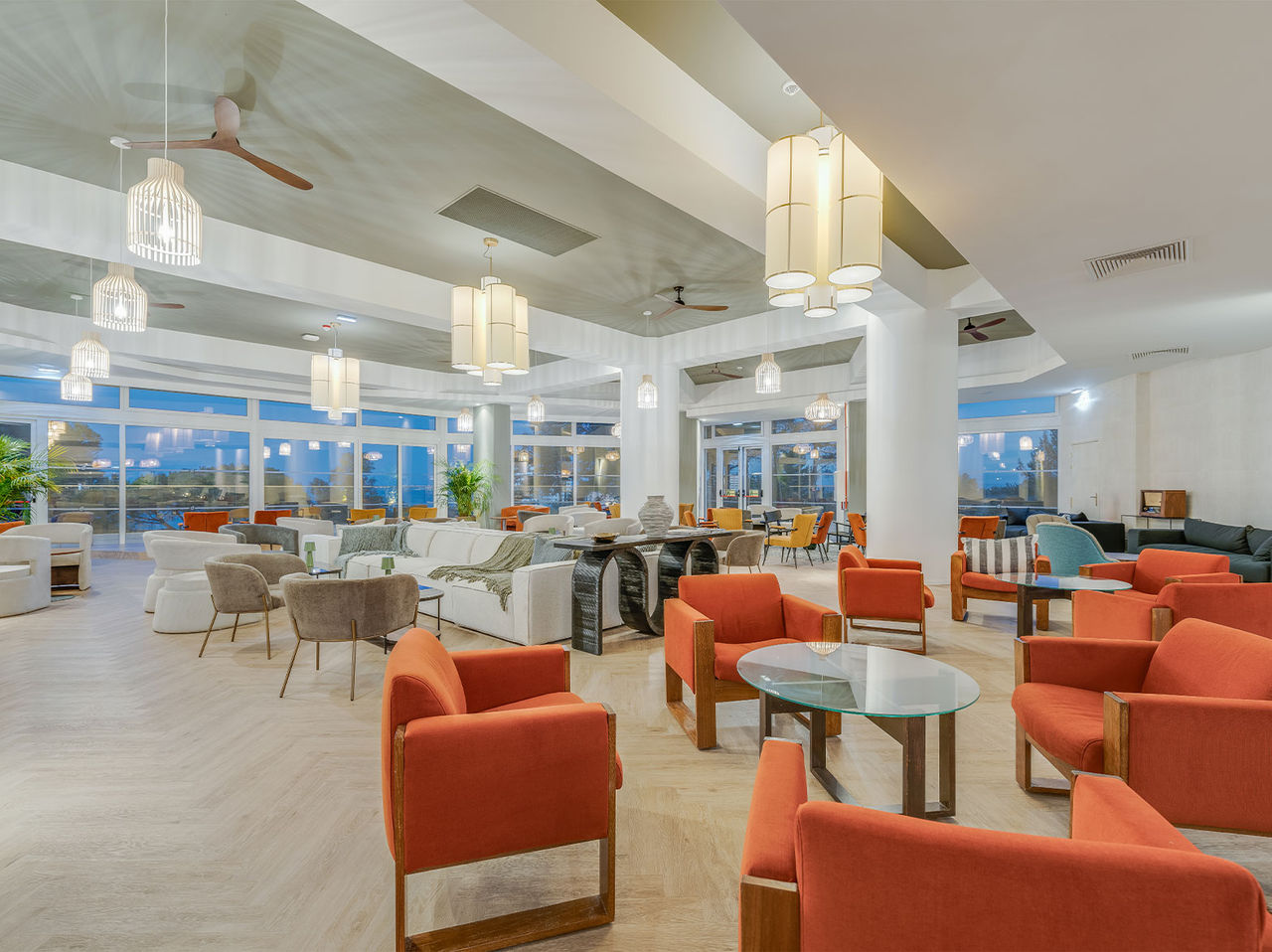 De bar Bubbles, van het Hotel in de Algarve, heeft tafels waar je kunt zitten en frisse drankjes of cocktails kunt bestellen