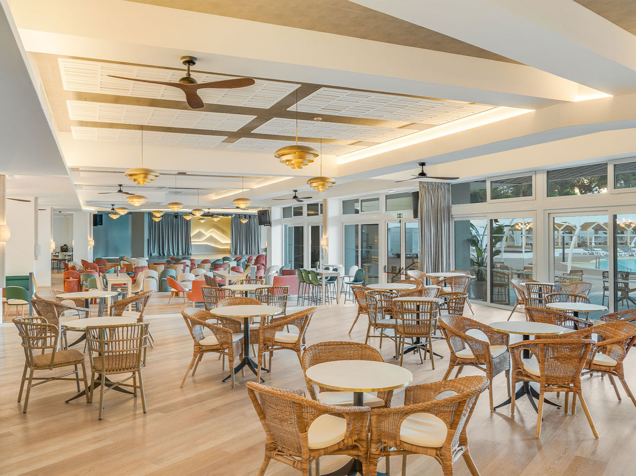 De bar Coral, van het All-Inclusive Hotel in de Algarve, heeft veel natuurlijk licht en tafels voor frisse drankjes