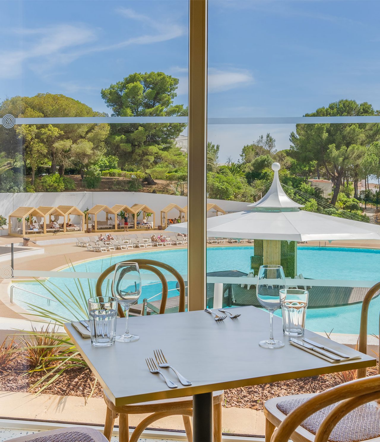 Het restaurant Luigi, van het All-Inclusive Hotel in de Algarve, heeft een tafel met uitzicht op het zwembad