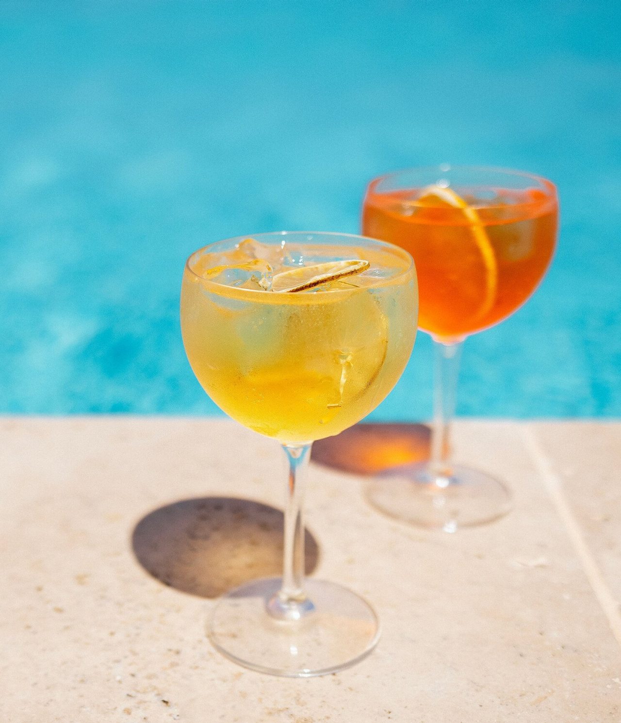 Het restaurant Pool Bistro, van het 4-sterrenhotel in Alvor, serveert kleurrijke cocktails bij het zwembad