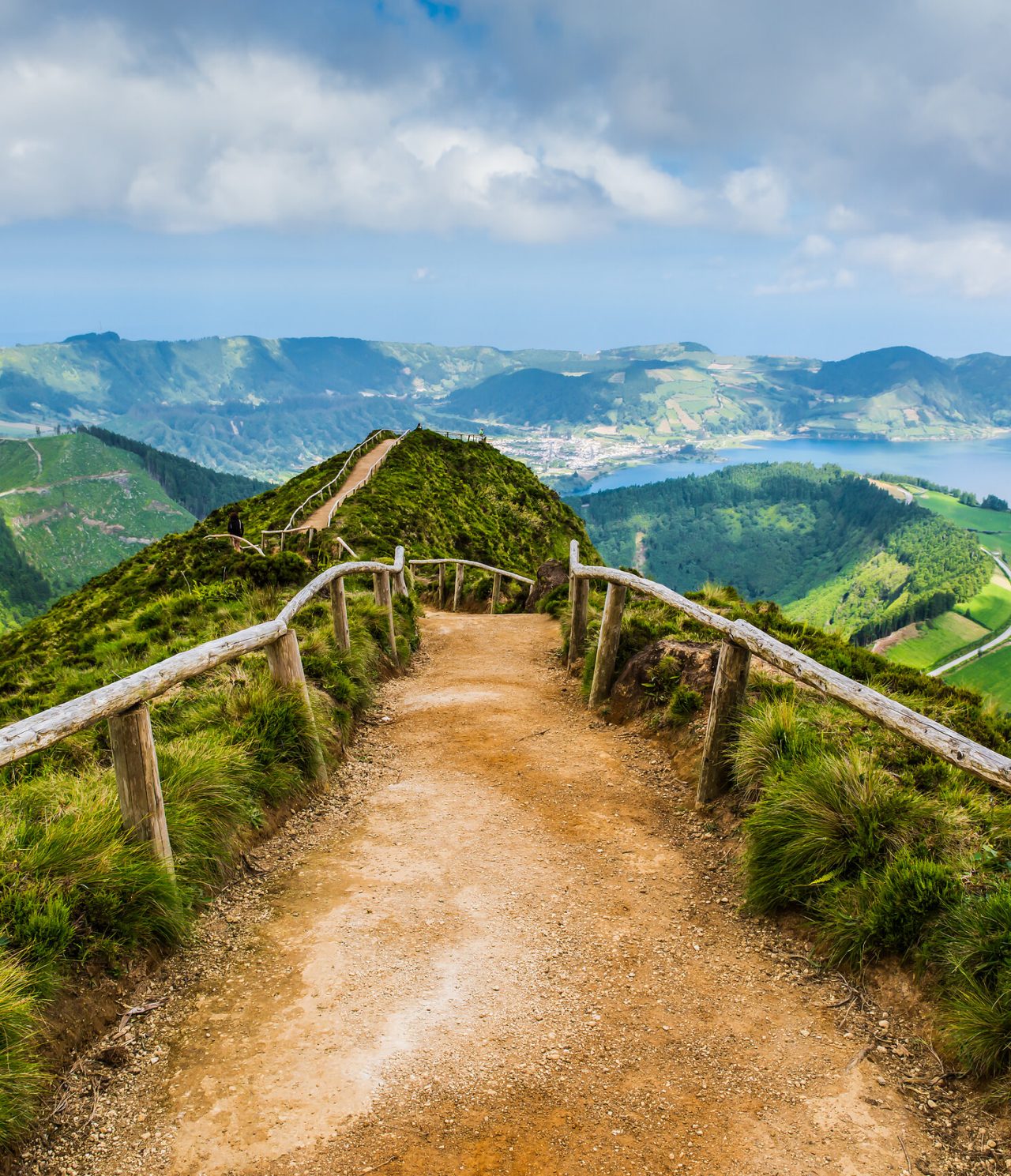 Pad met houten leuning, met panoramisch uitzicht op de Sete Cidades lagune in São Miguel, Azoren