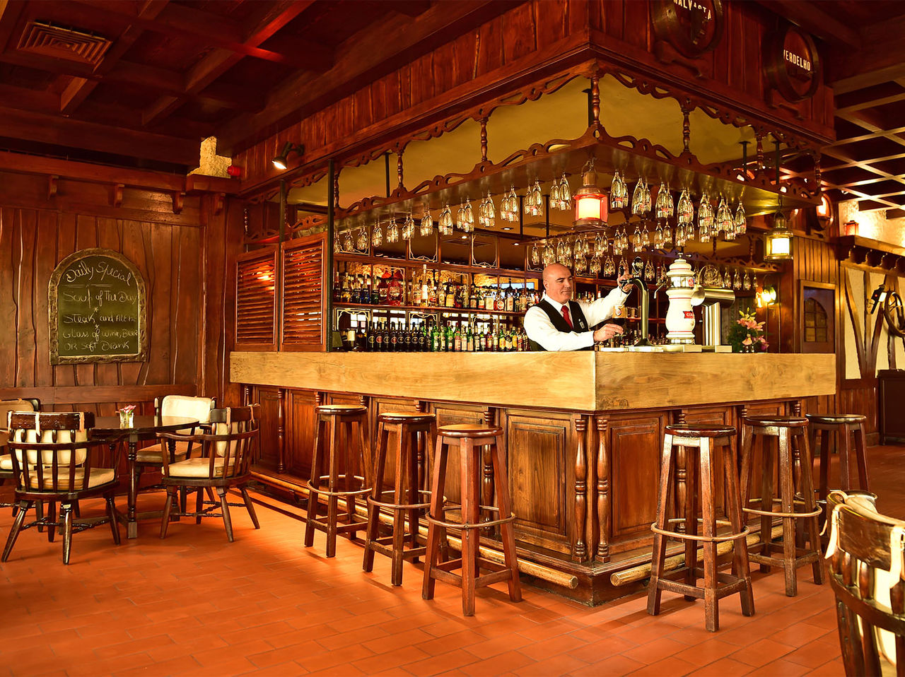 De bar The Pub, van het 5-sterrenhotel op Madeira, heeft een bar omringd door hoge banken en verschillende dranken