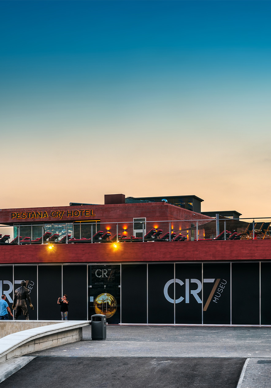 Het Cristiano Ronaldo Museum naast Pestana CR7 Hotel in Funchal, met bezoekers die foto's maken van zijn standbeeld