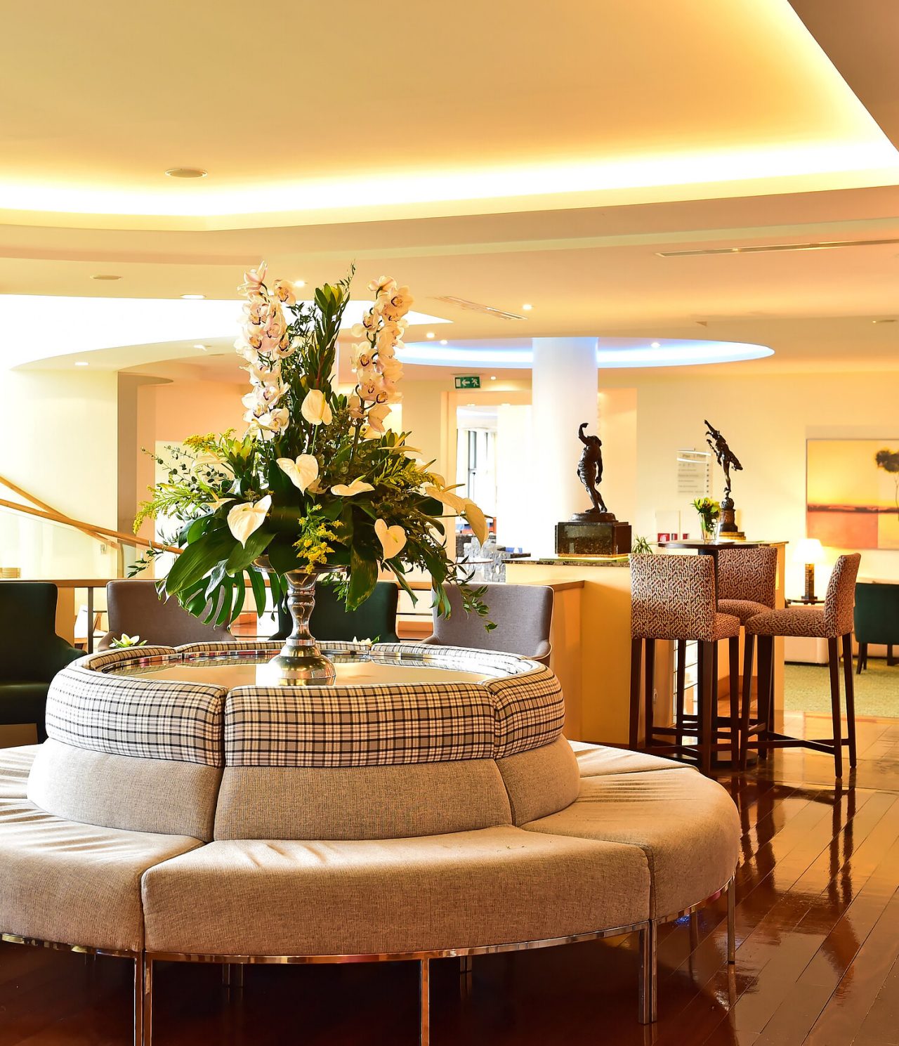 De Coast Bar, van het 5-sterrenhotel in Funchal, op Madeira, heeft een ruimte voor cocktails met banken en stoelen