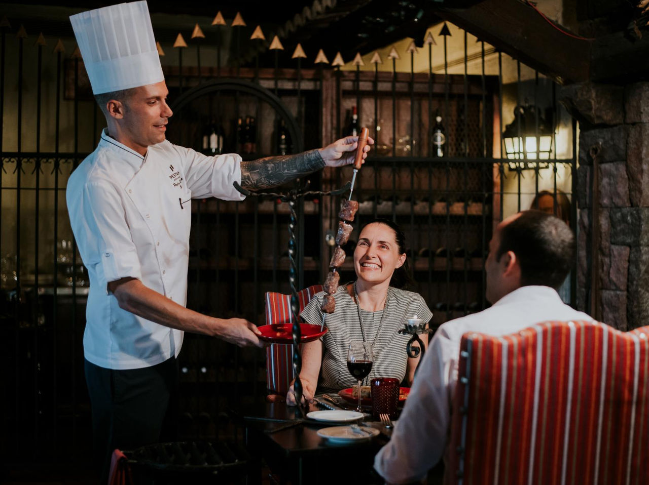 Het restaurant Taverna Grill, van het hotel in het centrum van Funchal, heeft een chef die vlees espetadas serveert