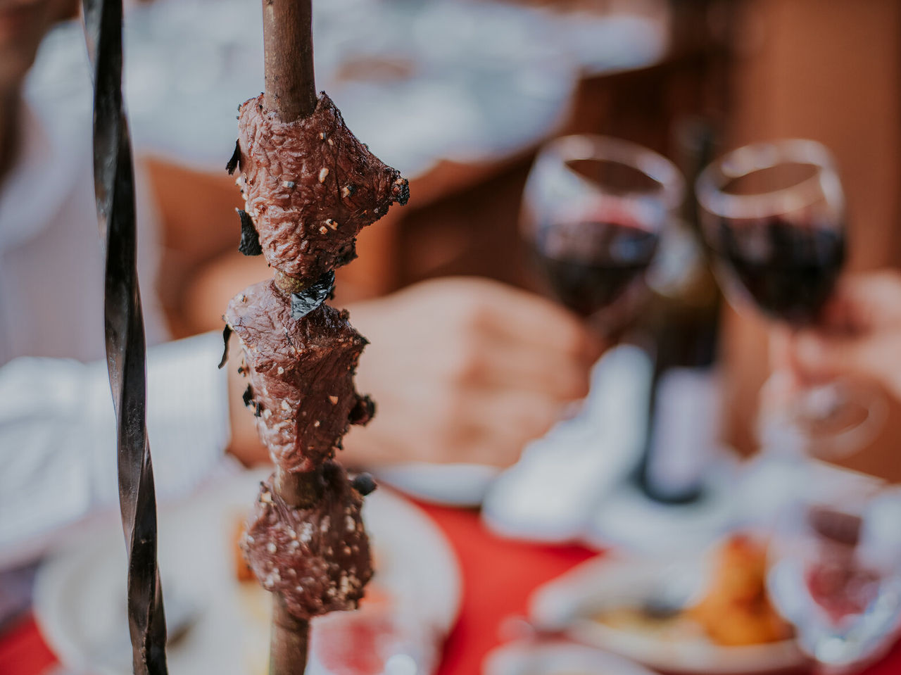 Het restaurant Botanic, van het 5-sterrenhotel in Funchal, heeft een restaurant met Madeirese keuken en typische espetadas