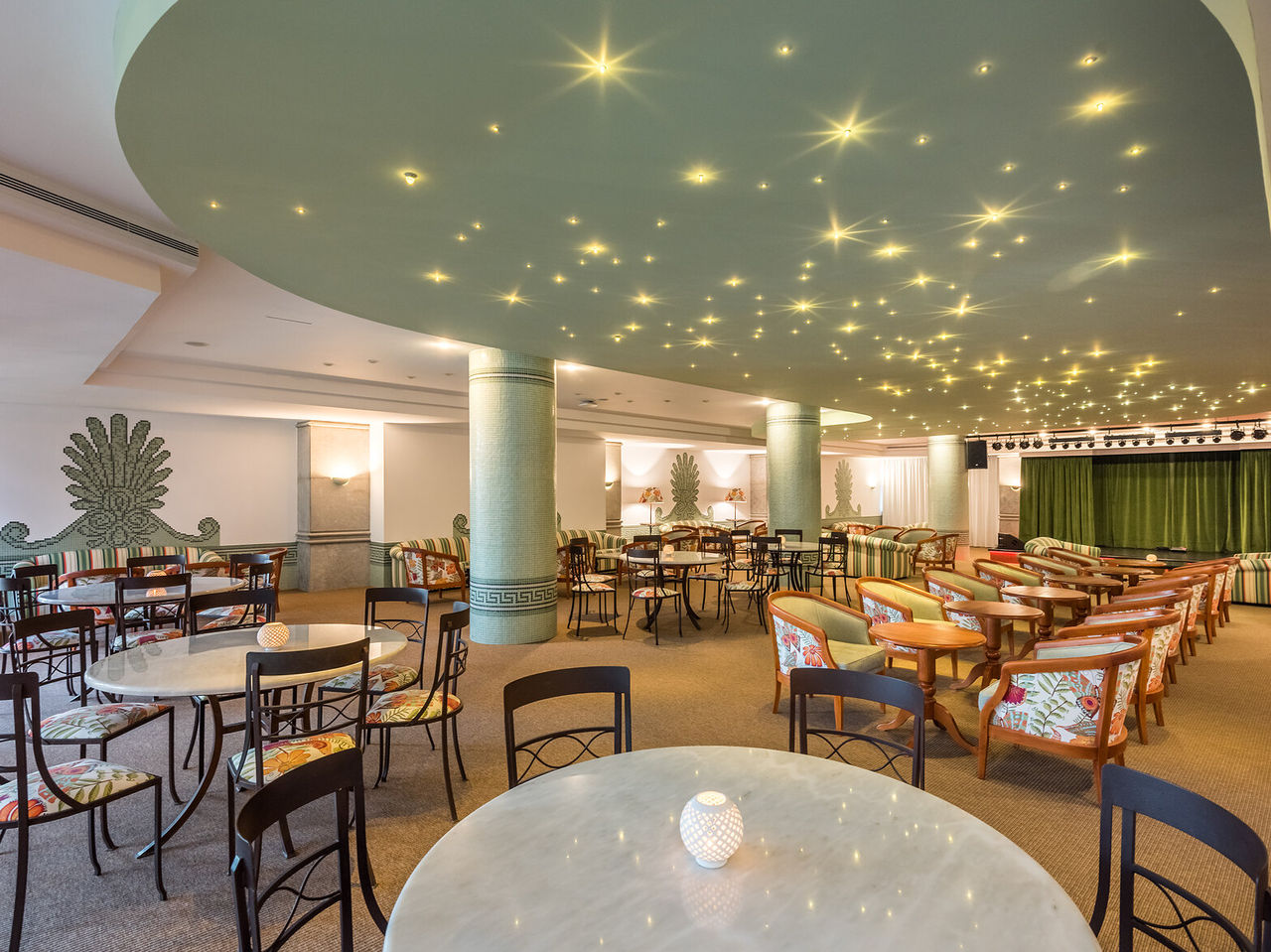 De bar Primavera Bar & Lounge, van het 5-sterrenhotel in Funchal, heeft een restaurant binnen met tafels en stoelen