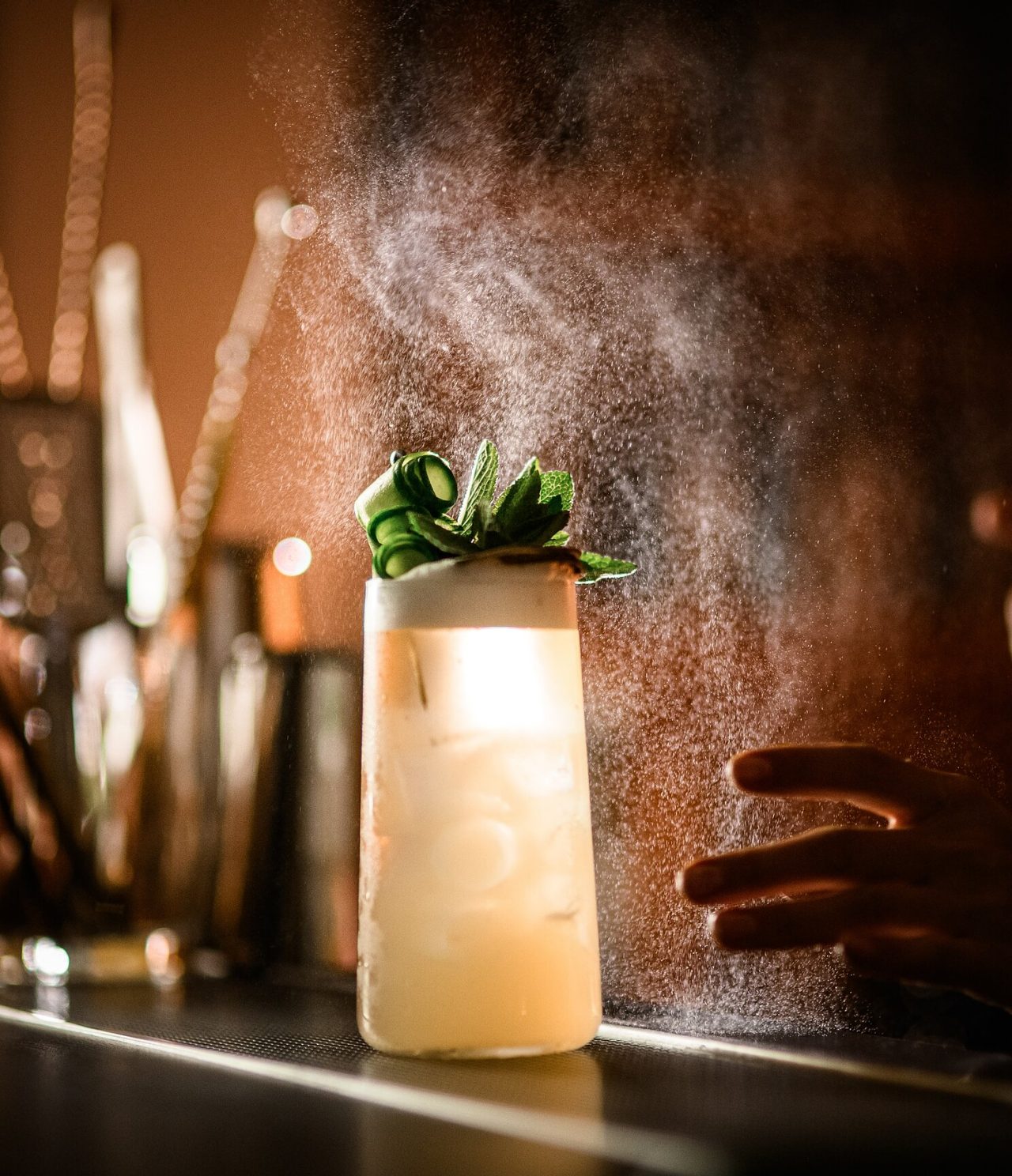 De bar A Fonte, van het Romantische Hotel in Funchal, Madeira, heeft een gele cocktail met komkommer en munt