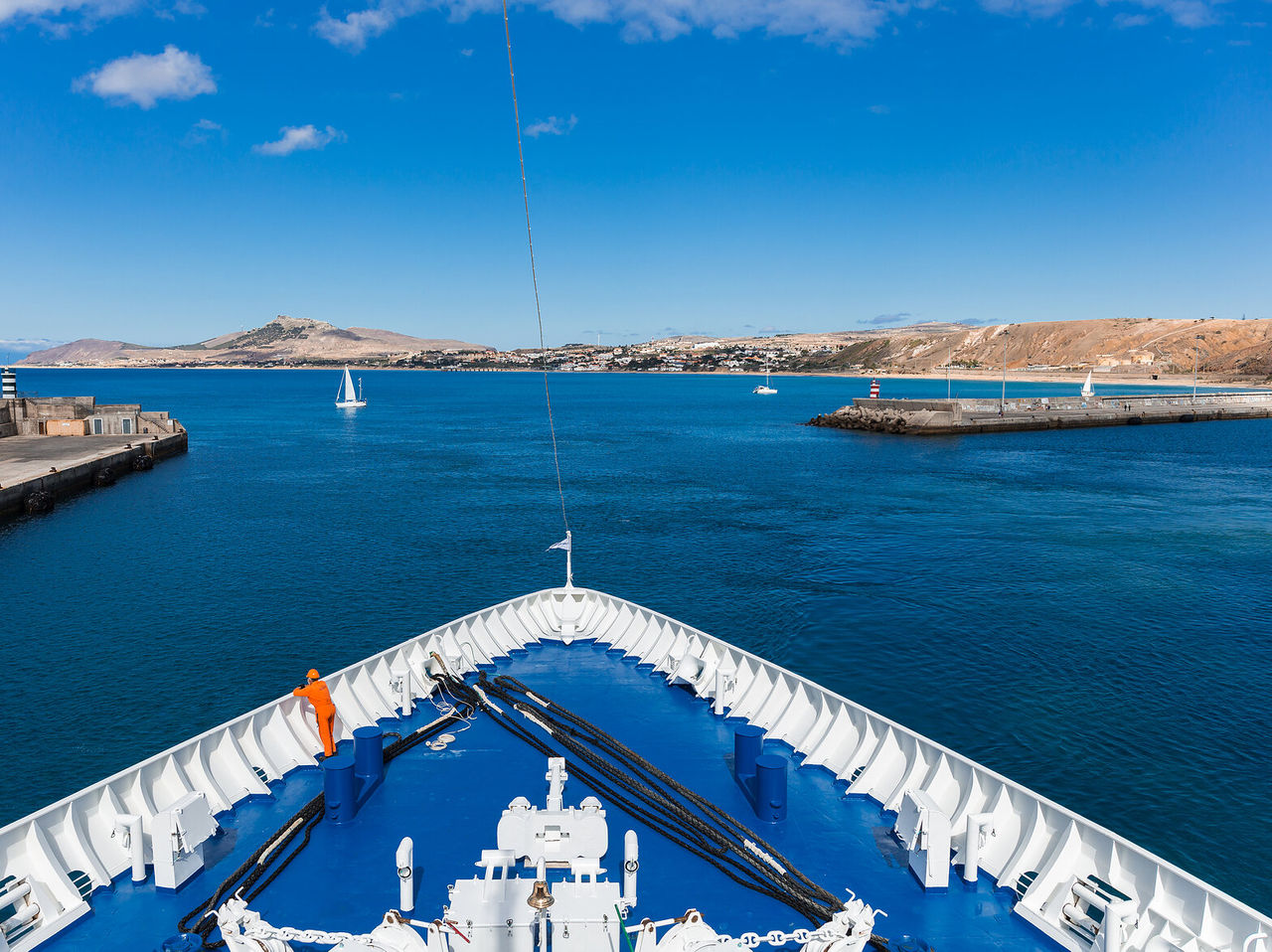 Boeg van een schip met uitzicht op de haven van Porto Santo, met bergen en zee op de achtergrond