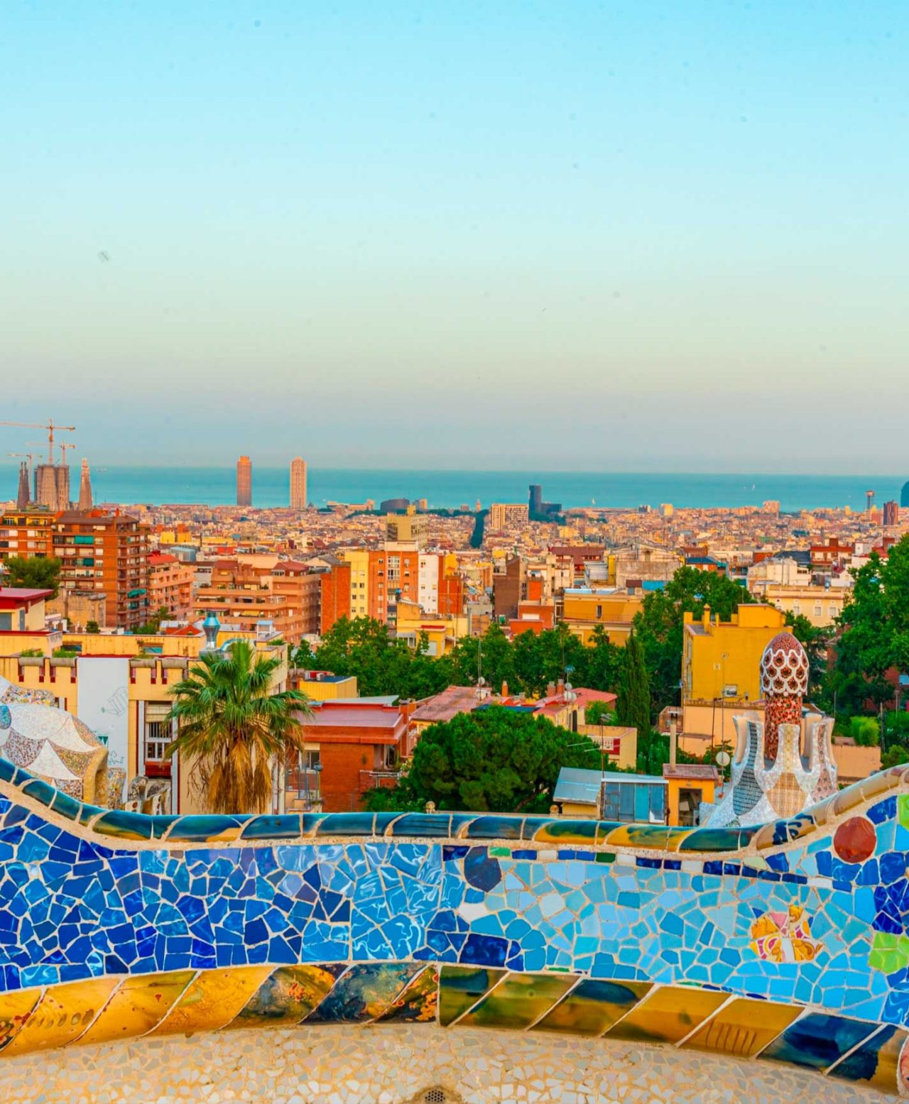 Panoramisch uitzicht op de stad Barcelona, vanaf Park Güell met zijn iconische Gaudí-constructies